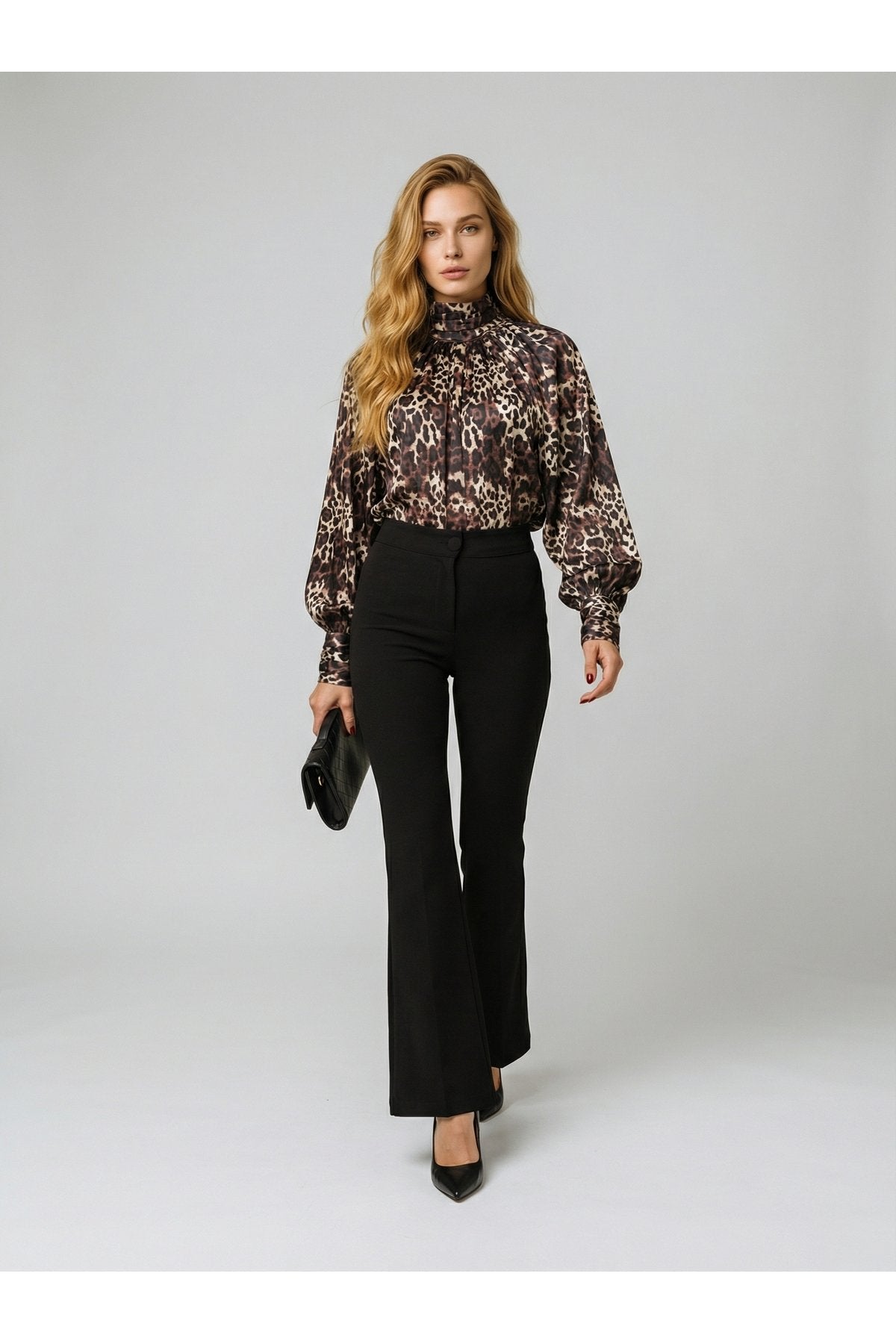 KADIN YAKA VE MANŞET DETAYLI LEOPAR DESENLİ SALAŞ SATEN BLUZ