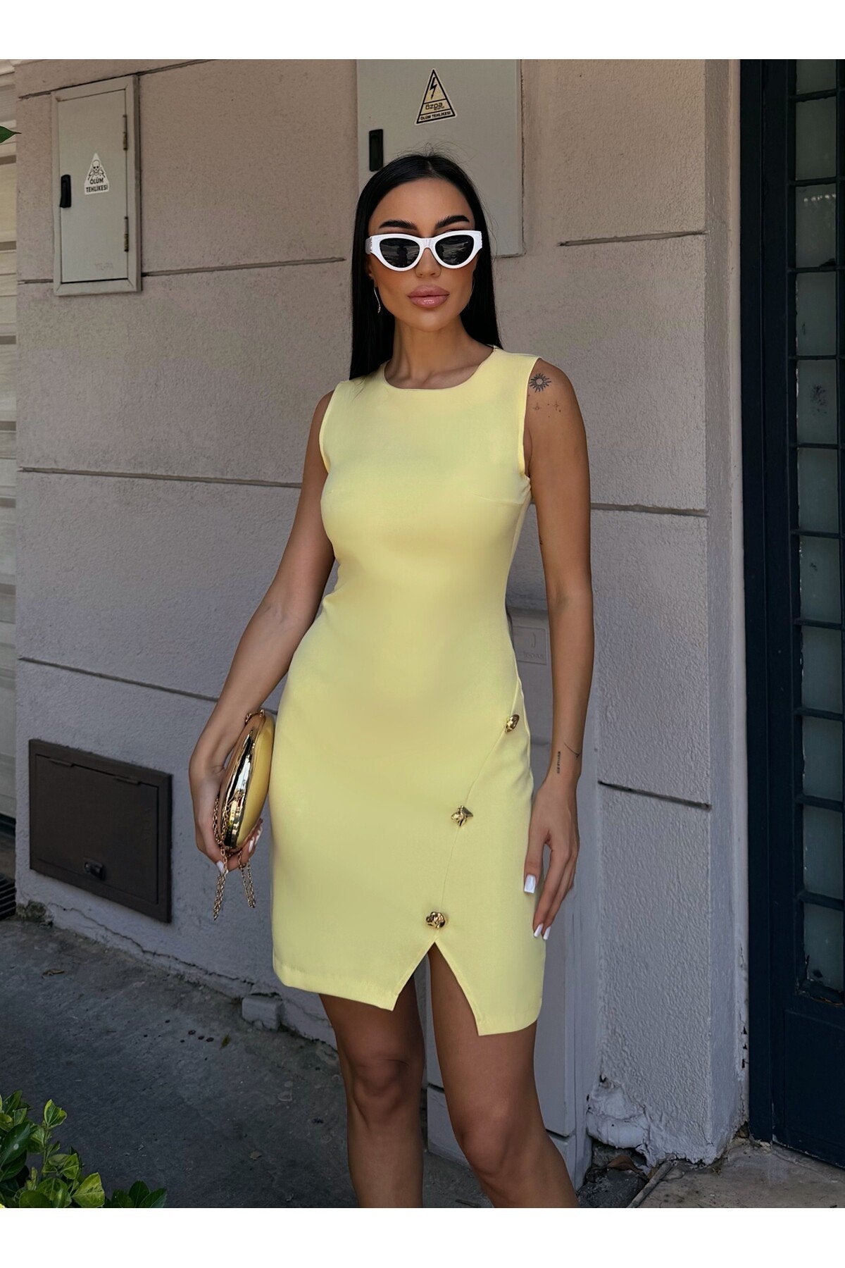 KADIN DÜĞME DETAYLI KOLSUZ YIRTMAÇLI ATLAS KUMAŞ ELBİSE