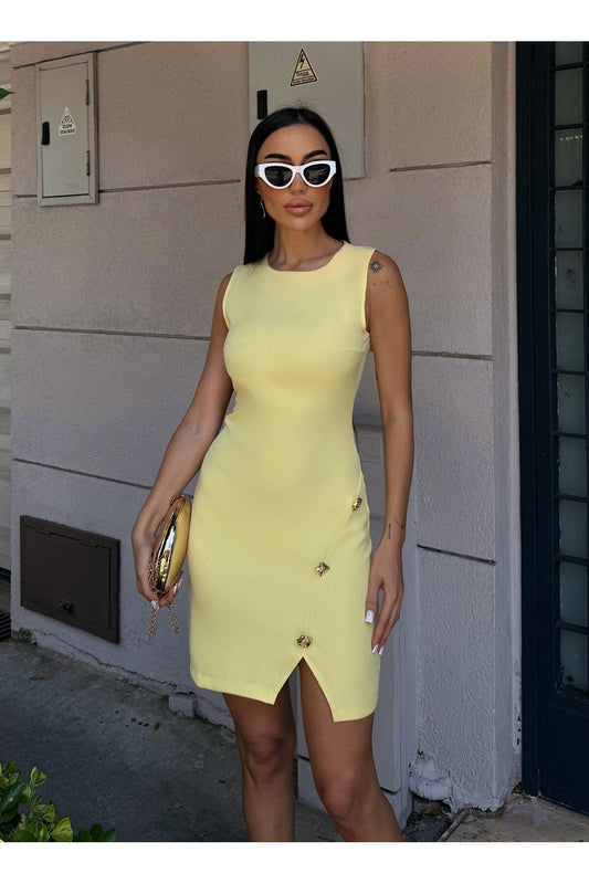 KADIN DÜĞME DETAYLI KOLSUZ YIRTMAÇLI ATLAS KUMAŞ ELBİSE