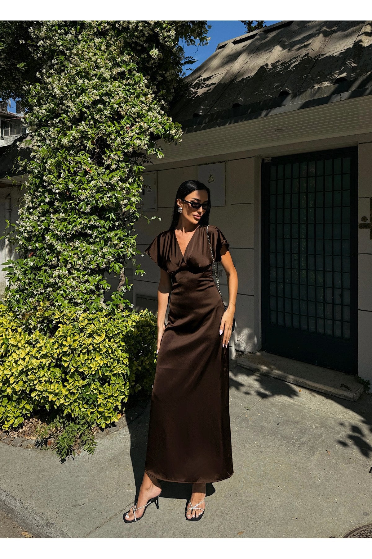 KADIN V YAKA PİLELİ SATEN MİDİ ELBİSE