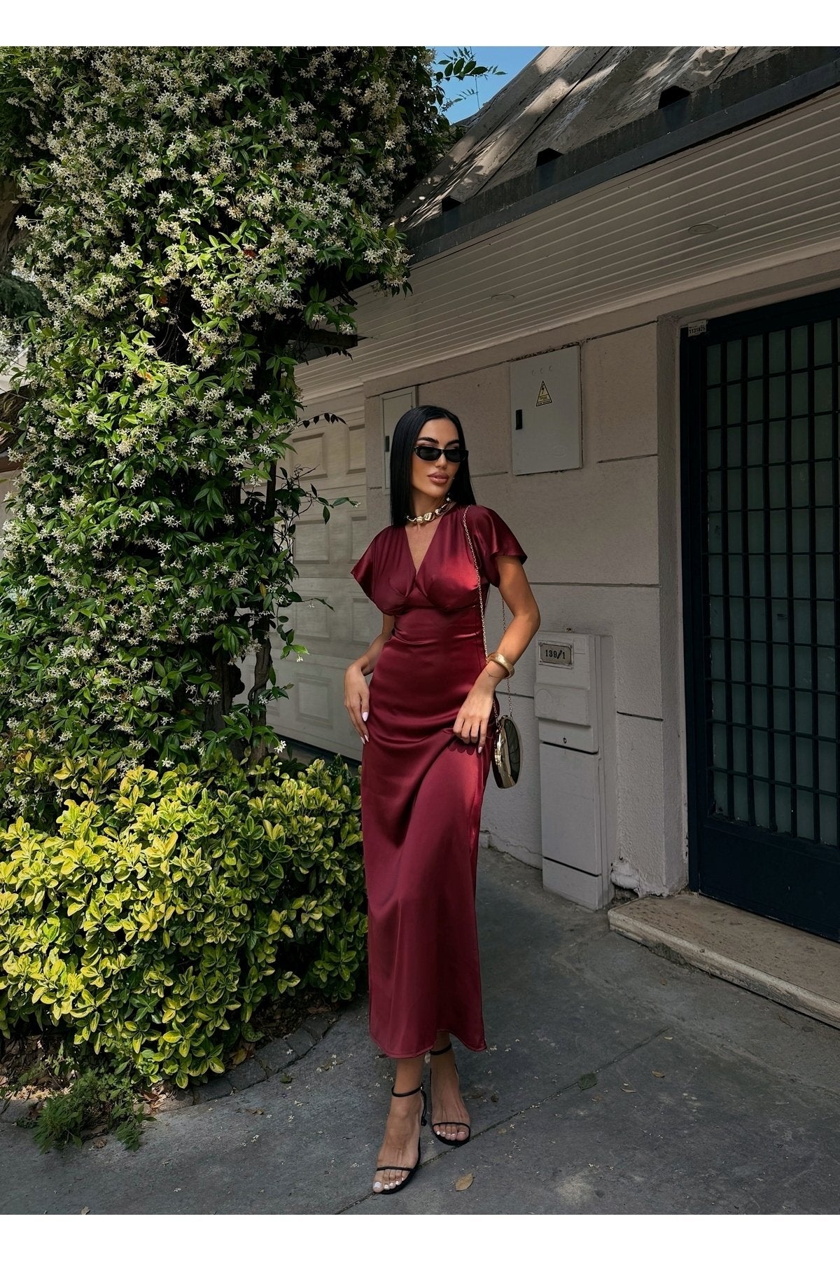 KADIN V YAKA PİLELİ SATEN MİDİ ELBİSE