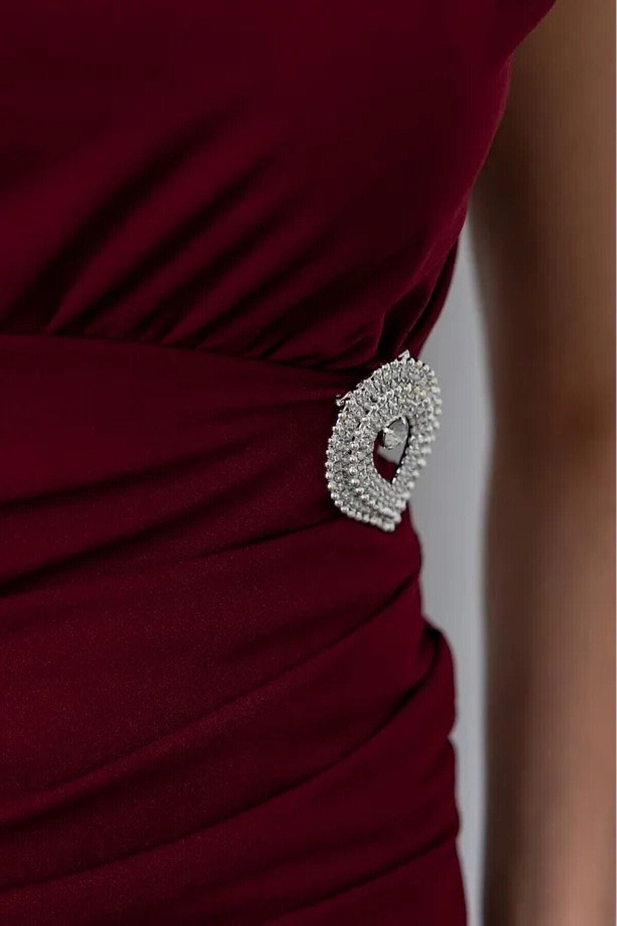 KADIN VATKALI ÇIKARILABİLİR BROŞ DETAYLI ESNEK KUMAŞ ANVELOP KESİM DÜĞÜN NİŞAN DAVET GECE ELBİSESİ