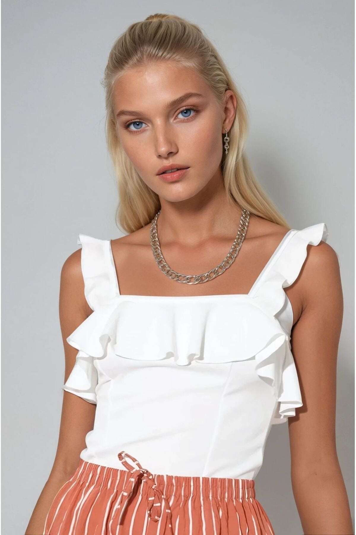 KADIN YAKASI VE OMUZLARI FIRFIRLI KARE YAKA ESNEK KUMAŞ BLUZ