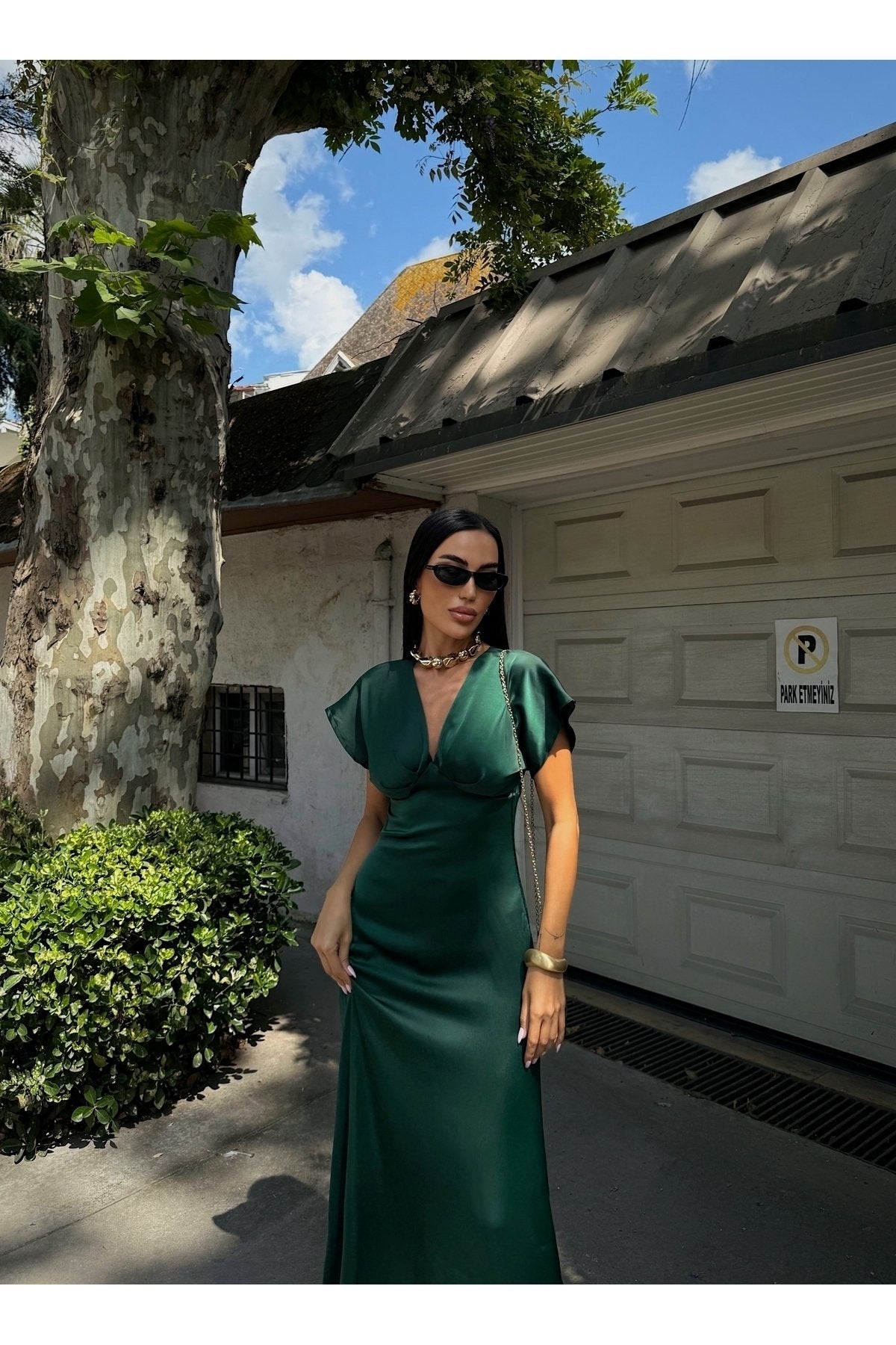 KADIN V YAKA PİLELİ SATEN MİDİ ELBİSE