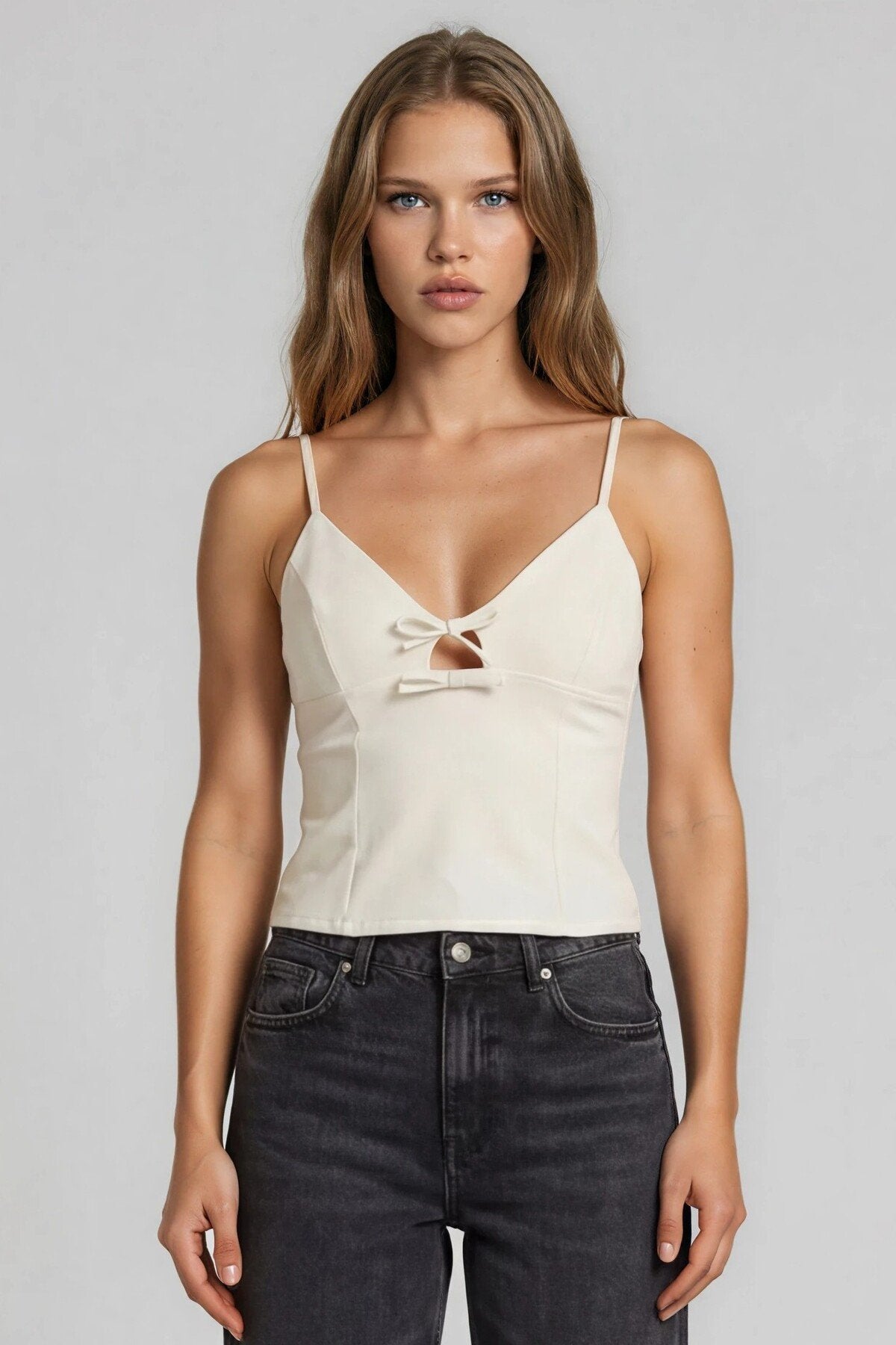 KADIN V YAKA FİYONKLU CUT-OUT DETAYLI ATLAS KUMAŞ İNCE ASKILI KOLSUZ BLUZ