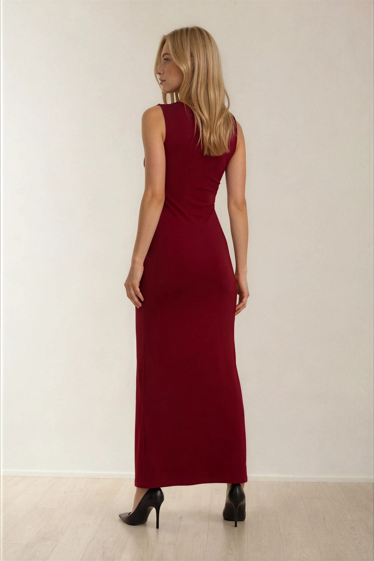 KADIN AKSESUAR DETAYLI DRAPELİ LİKRALI KUMAŞ KOLSUZ UZUN ELBİSE