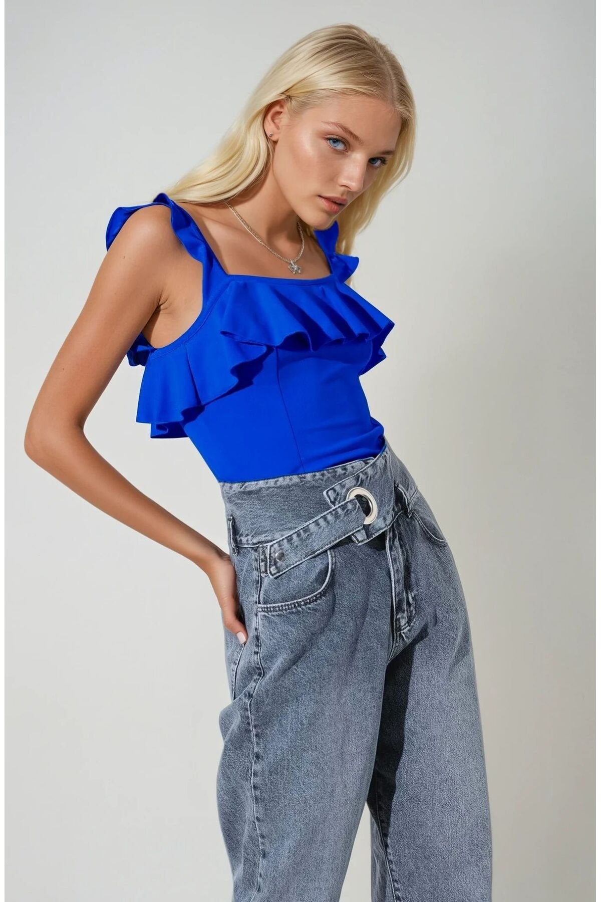 KADIN YAKASI VE OMUZLARI FIRFIRLI KARE YAKA ESNEK KUMAŞ BLUZ