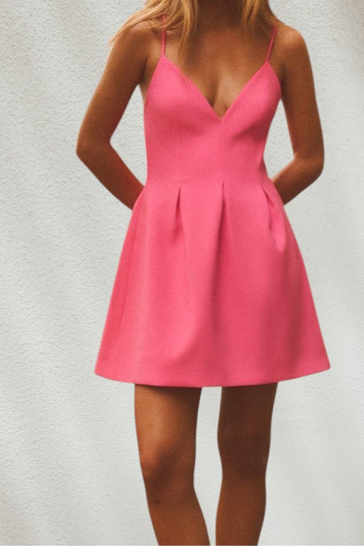 KADIN V YAKA İNCE ASKILI PİLELİ KLOŞ ELBİSE