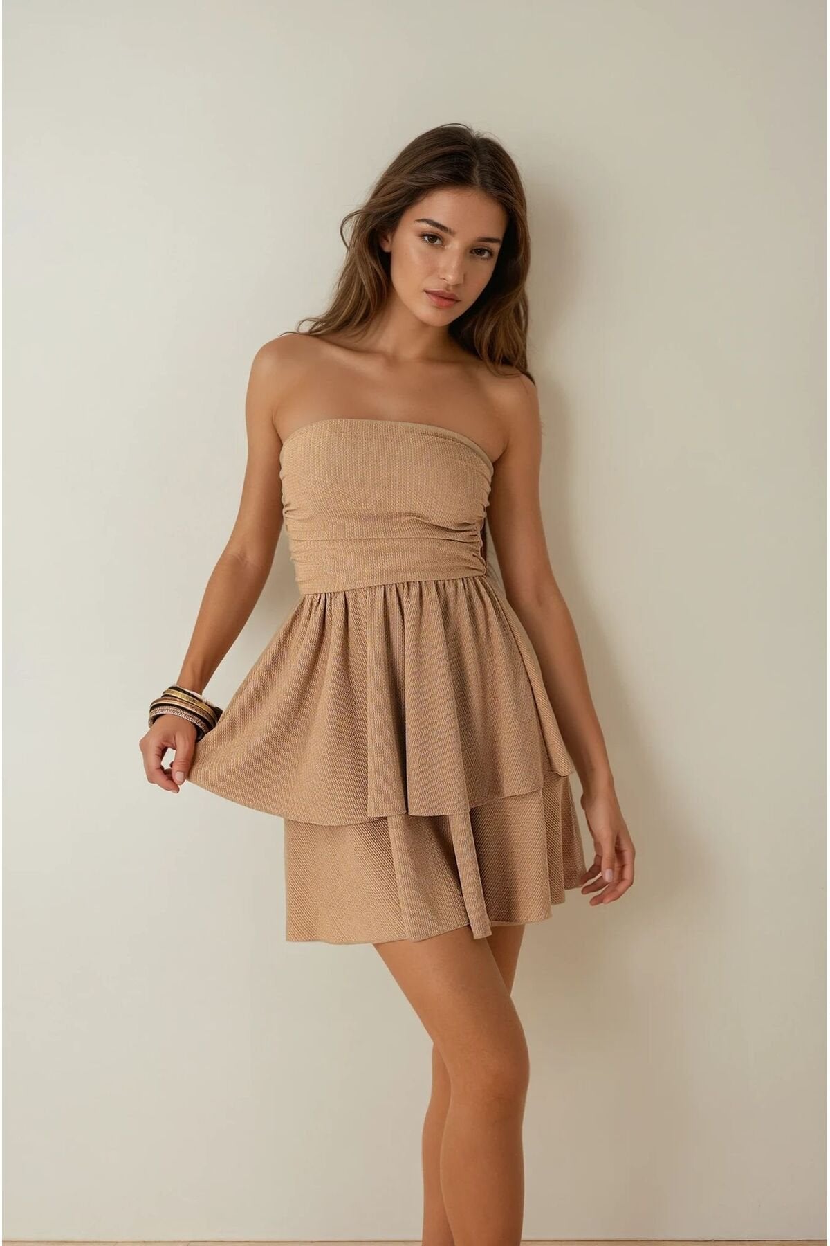 KADIN DOKULU KUMAŞ ETEĞİ ÇİFT KAT DRAPE DETAYLI STRAPLEZ ELBİSE