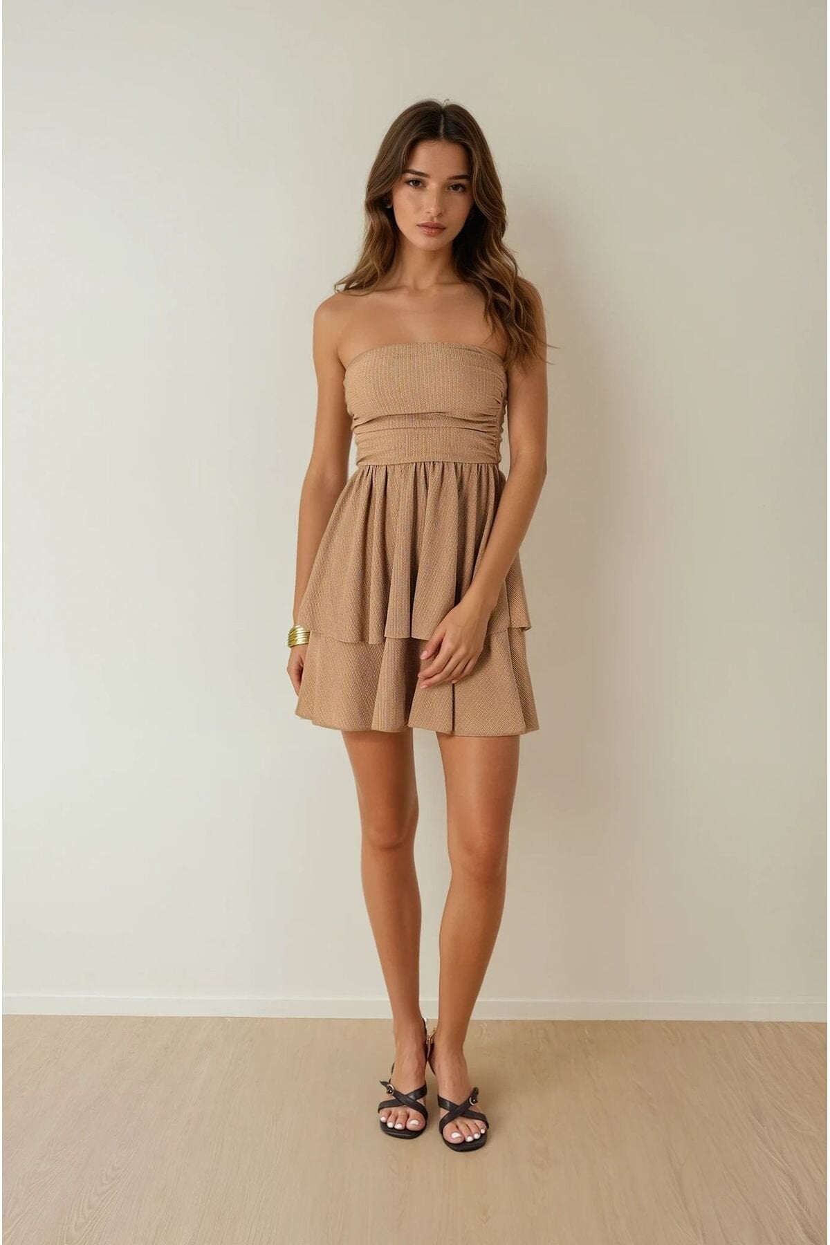 KADIN DOKULU KUMAŞ ETEĞİ ÇİFT KAT DRAPE DETAYLI STRAPLEZ ELBİSE