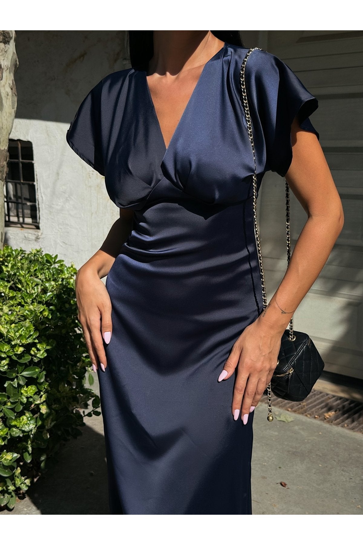 KADIN V YAKA PİLELİ SATEN MİDİ ELBİSE