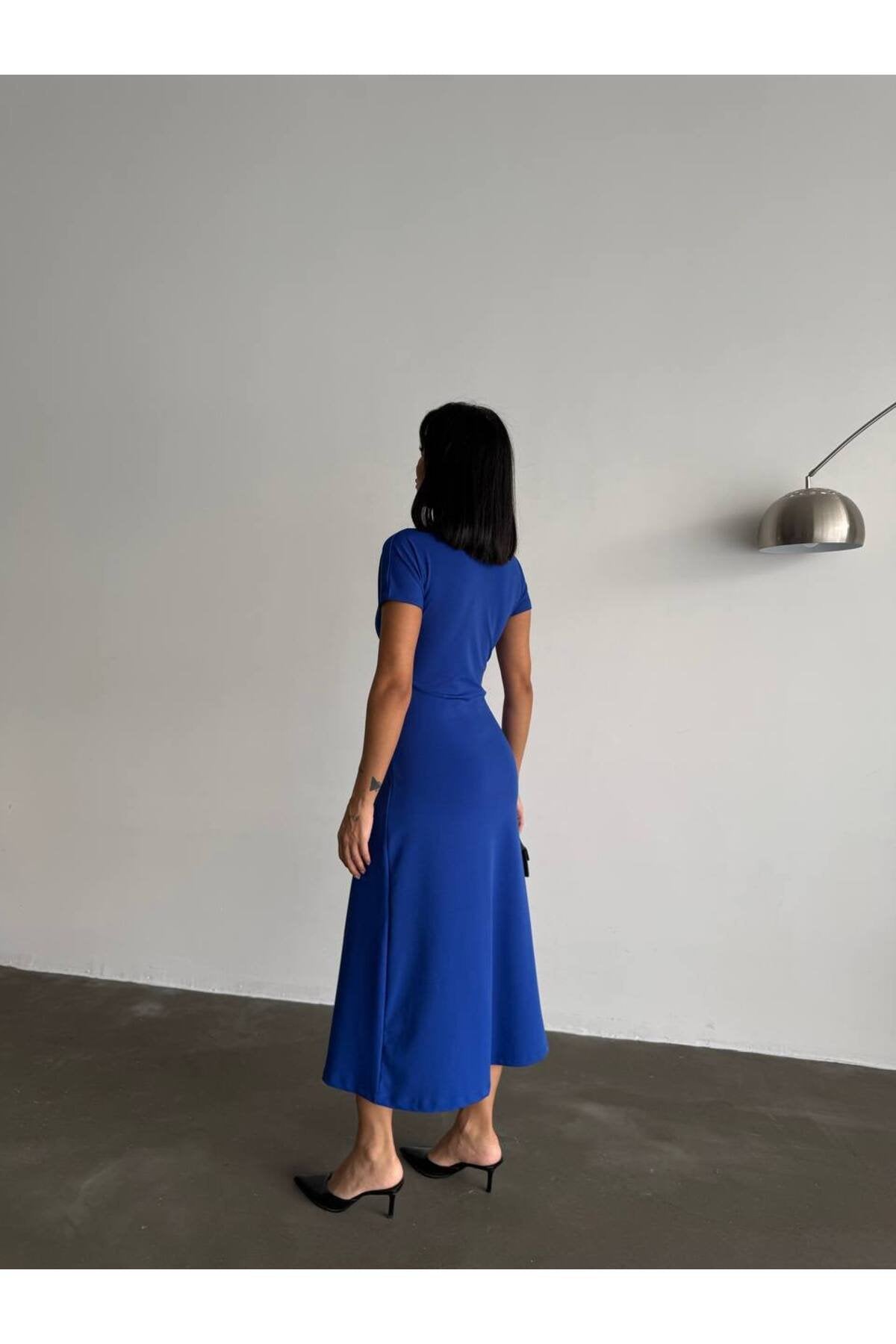 KADIN FERMUAR DETAYLI ESNEK KUMAŞ MİDİ BOY ELBİSE