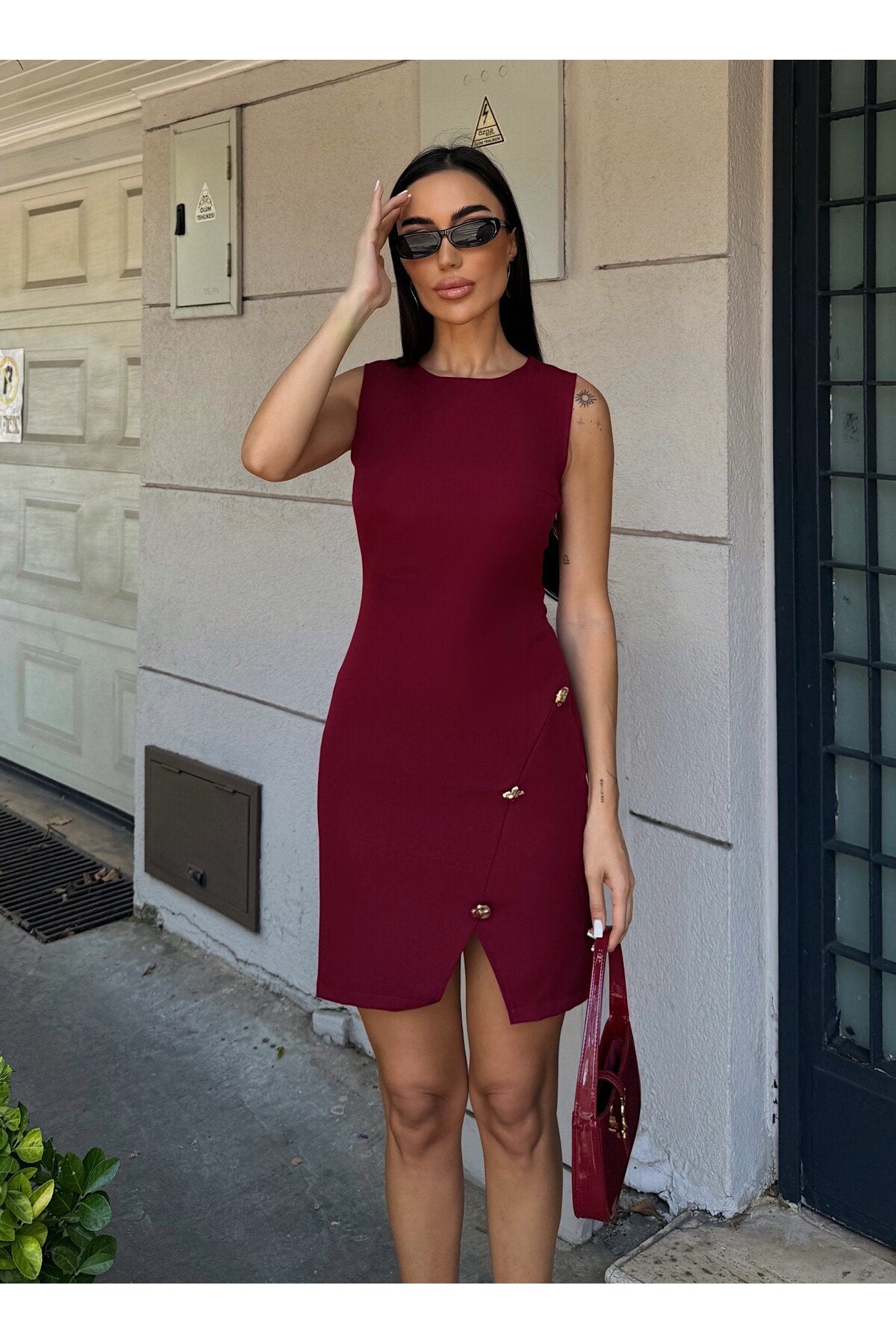 KADIN DÜĞME DETAYLI KOLSUZ YIRTMAÇLI ATLAS KUMAŞ ELBİSE