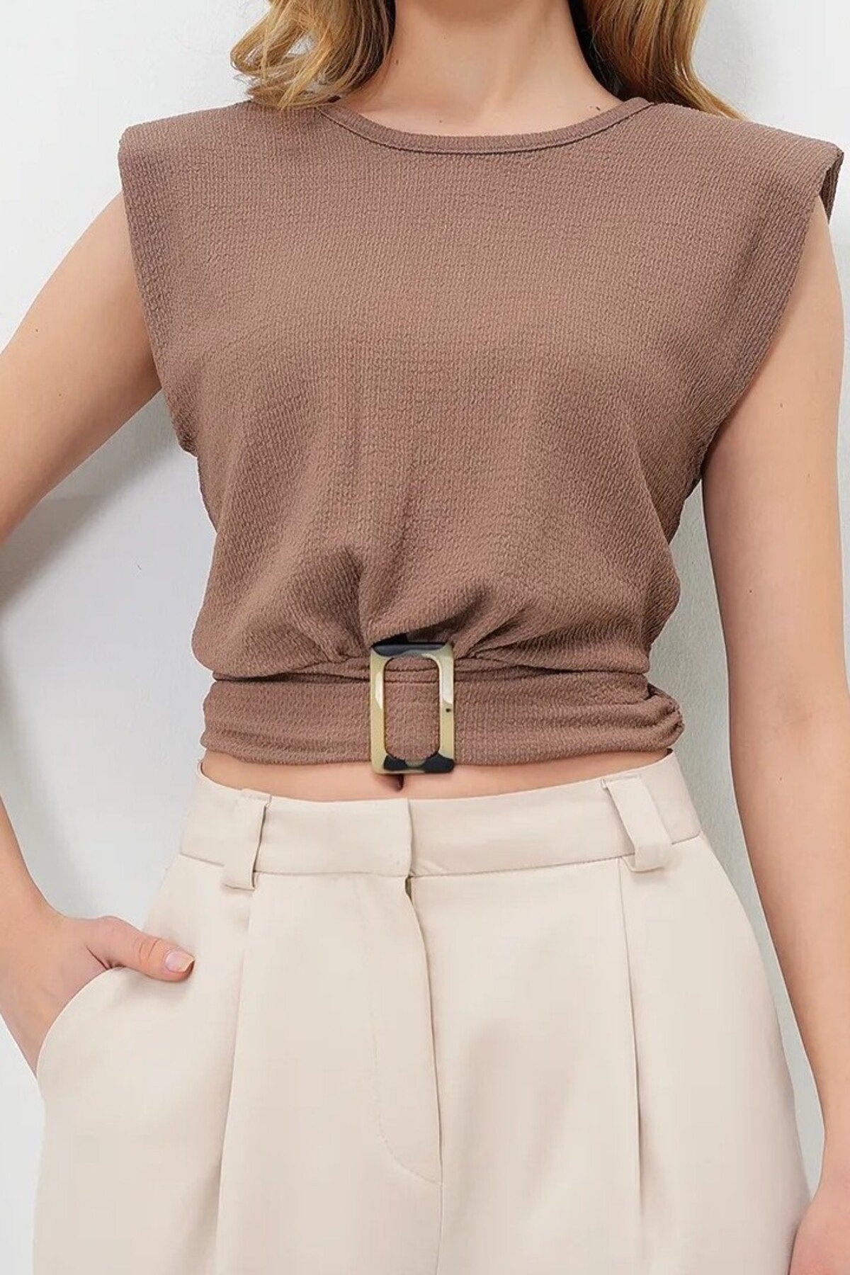 KADIN DOKULU KUMAŞ TOKA DETAYLI VATKALI BLUZ