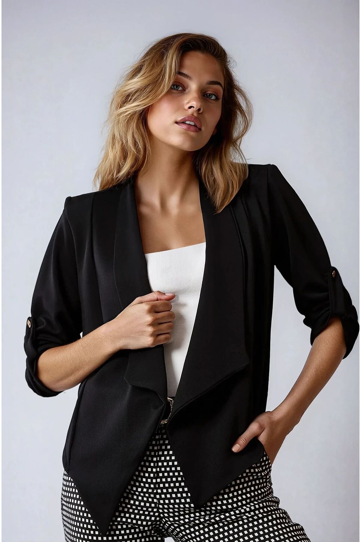 KADIN VATKALI ÖNÜ DÜĞMESİZ ASİMETRİK KESİM APOLET DETAYLI CEKET