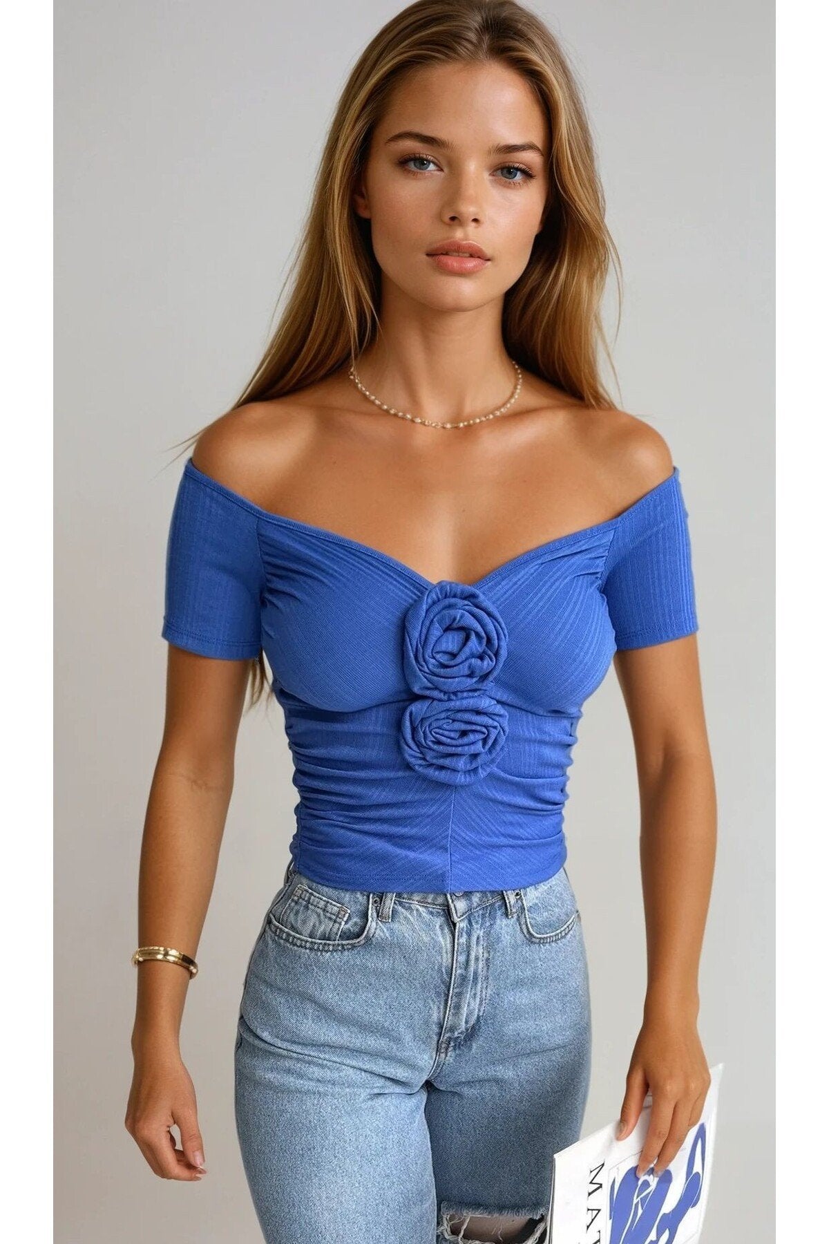 KADIN GÜL DETAYLI DÜŞÜK OMUZ ÖRME KUMAŞ BLUZ