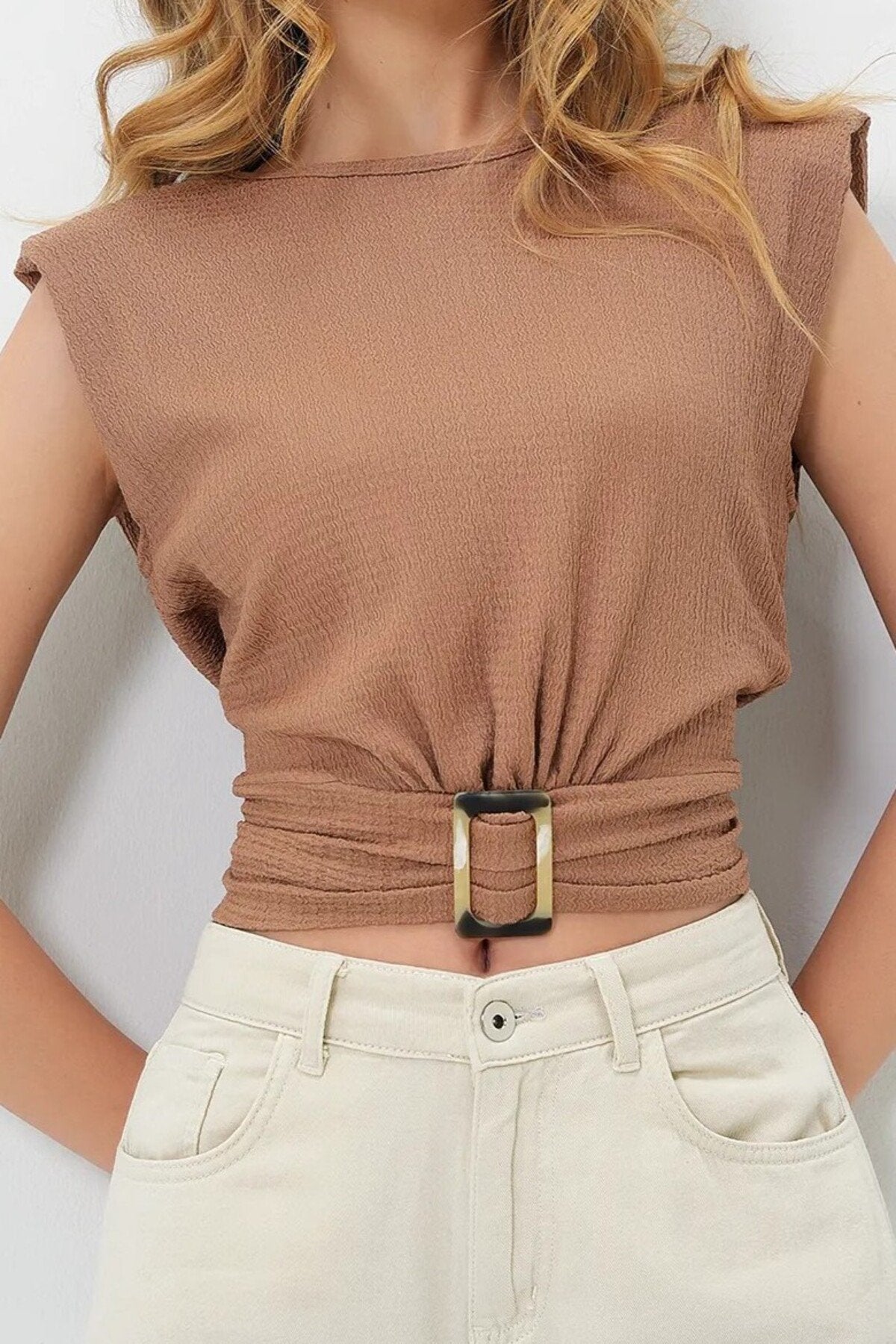 KADIN DOKULU KUMAŞ TOKA DETAYLI VATKALI BLUZ