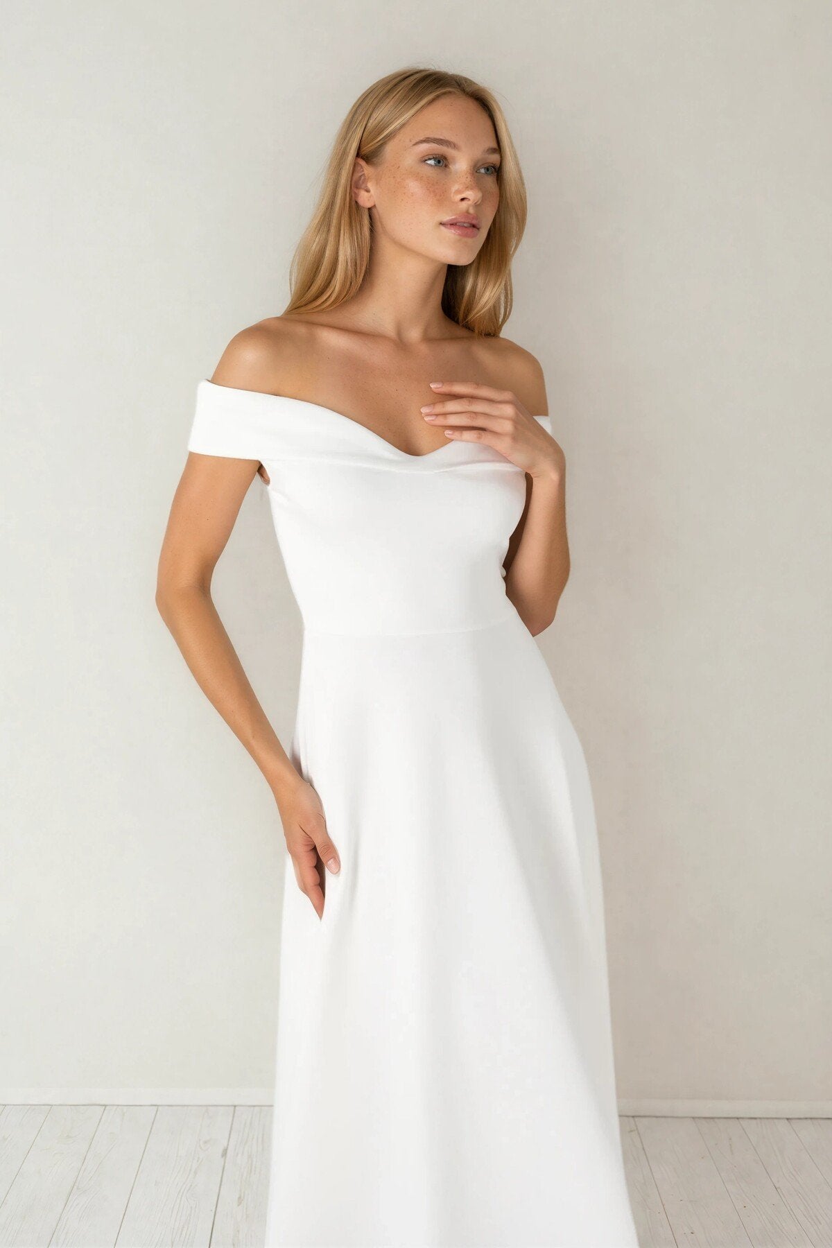 KADIN MADONNA YAKA ETEĞİ KLOŞ LİKRALI KUMAŞ MİDİ BOY ELBİSE