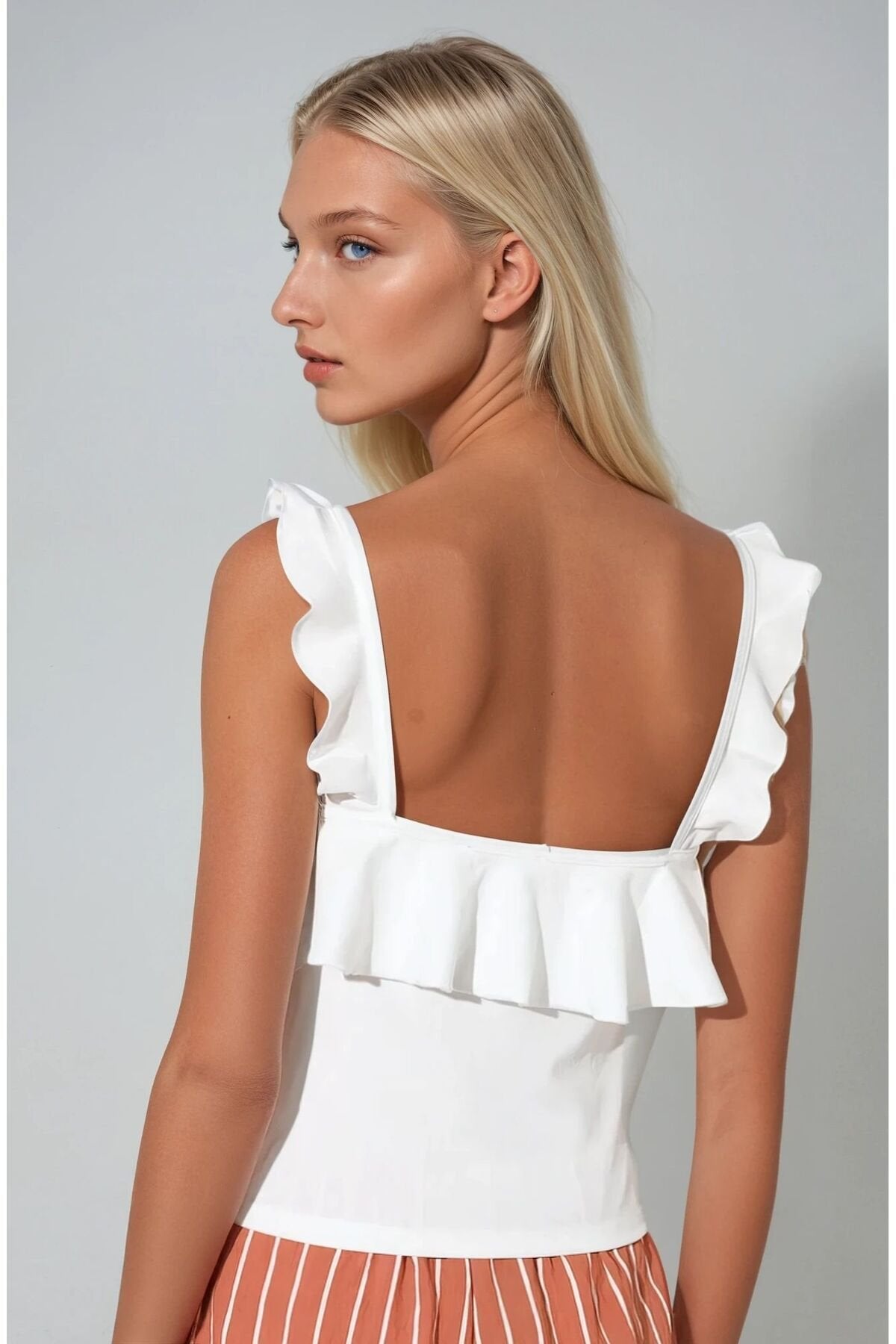 KADIN YAKASI VE OMUZLARI FIRFIRLI KARE YAKA ESNEK KUMAŞ BLUZ