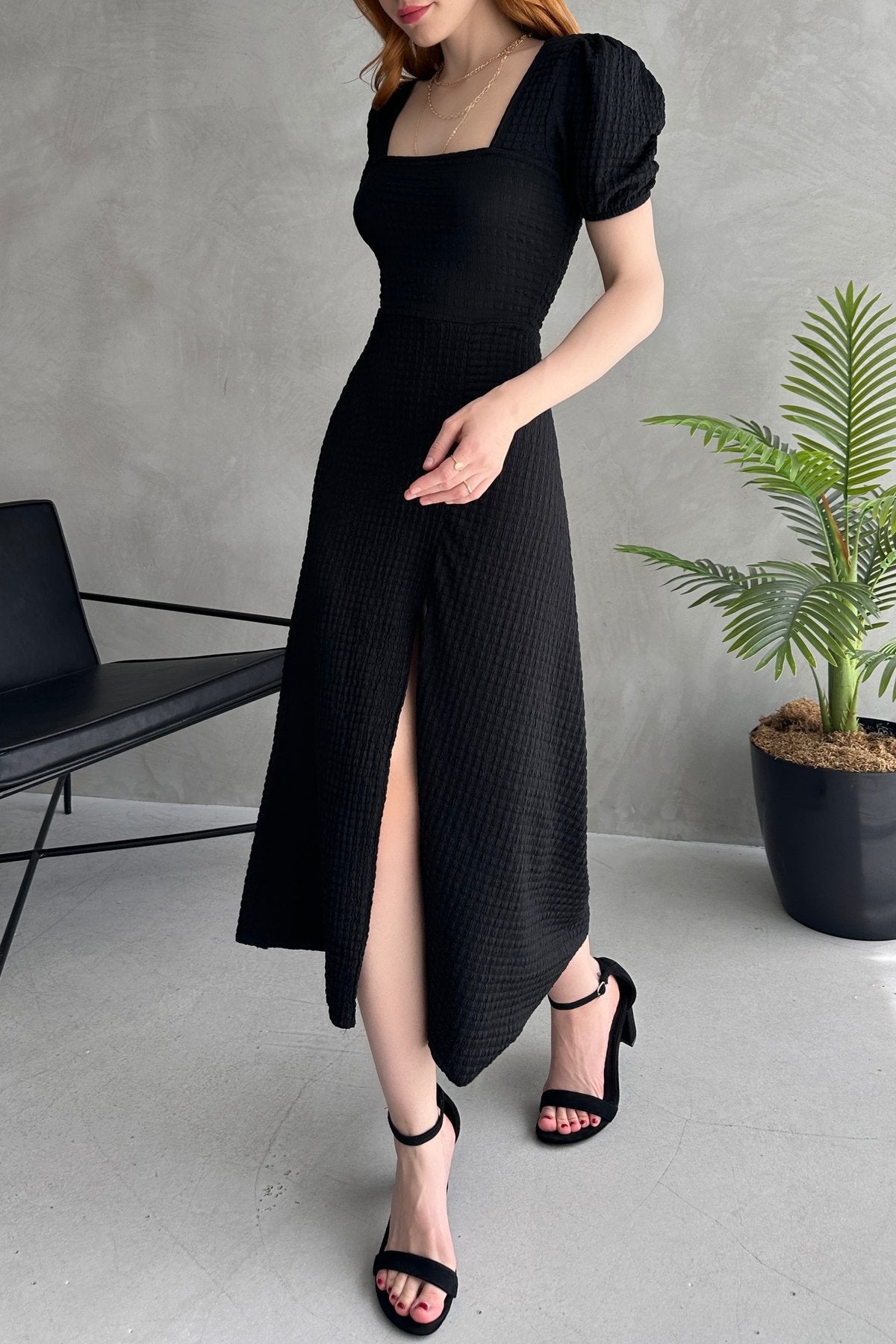 KADIN DOKULU KUMAŞ YIRTMAÇLI KARE YAKA SIRTI BAĞLAMALI ELBİSE