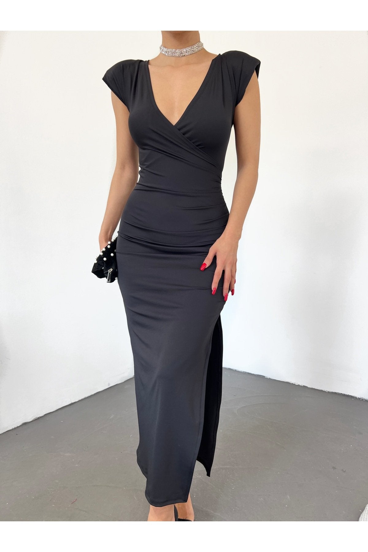 KRUVAZE YAKA BELİ BÜZGÜLÜ YIRTMAÇLI VATKALI UZUN ELBİSE