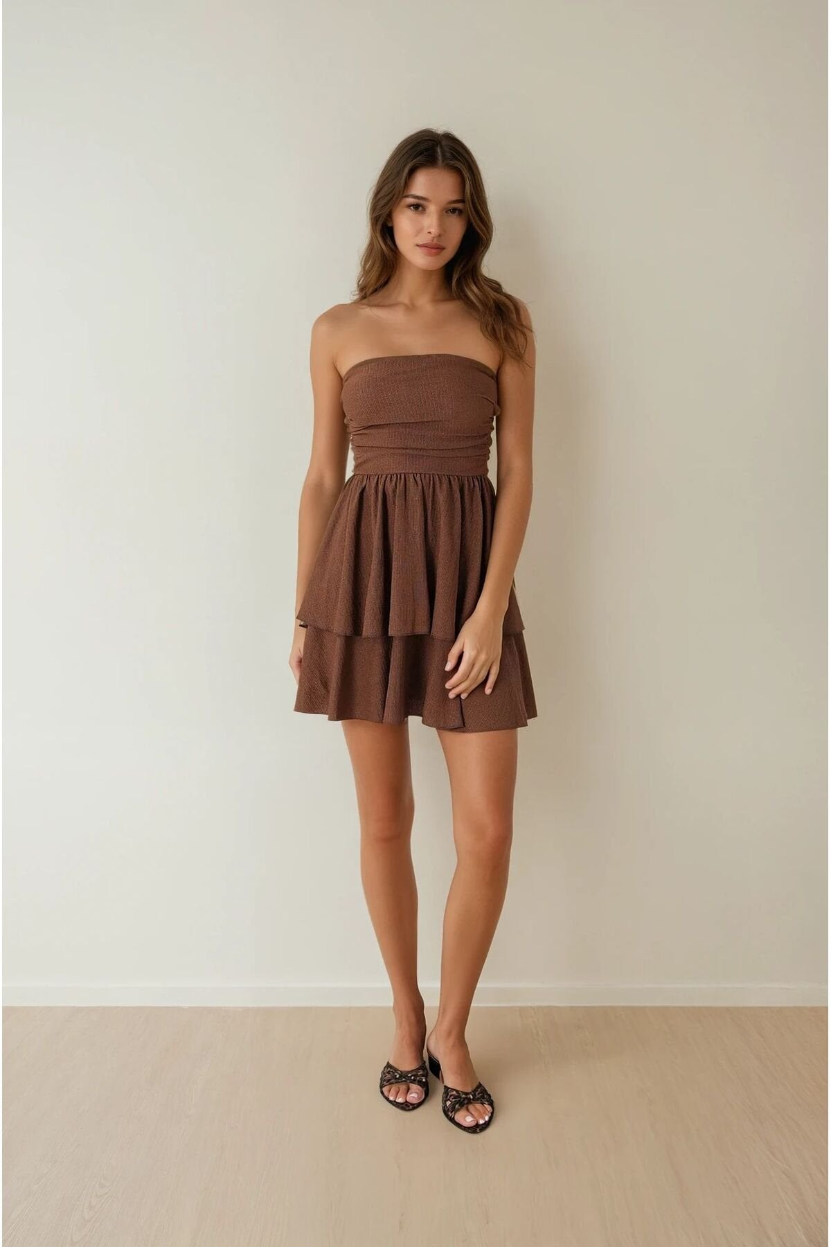 KADIN DOKULU KUMAŞ ETEĞİ ÇİFT KAT DRAPE DETAYLI STRAPLEZ ELBİSE