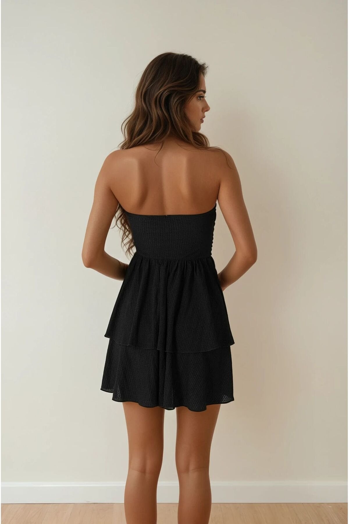 KADIN DOKULU KUMAŞ ETEĞİ ÇİFT KAT DRAPE DETAYLI STRAPLEZ ELBİSE