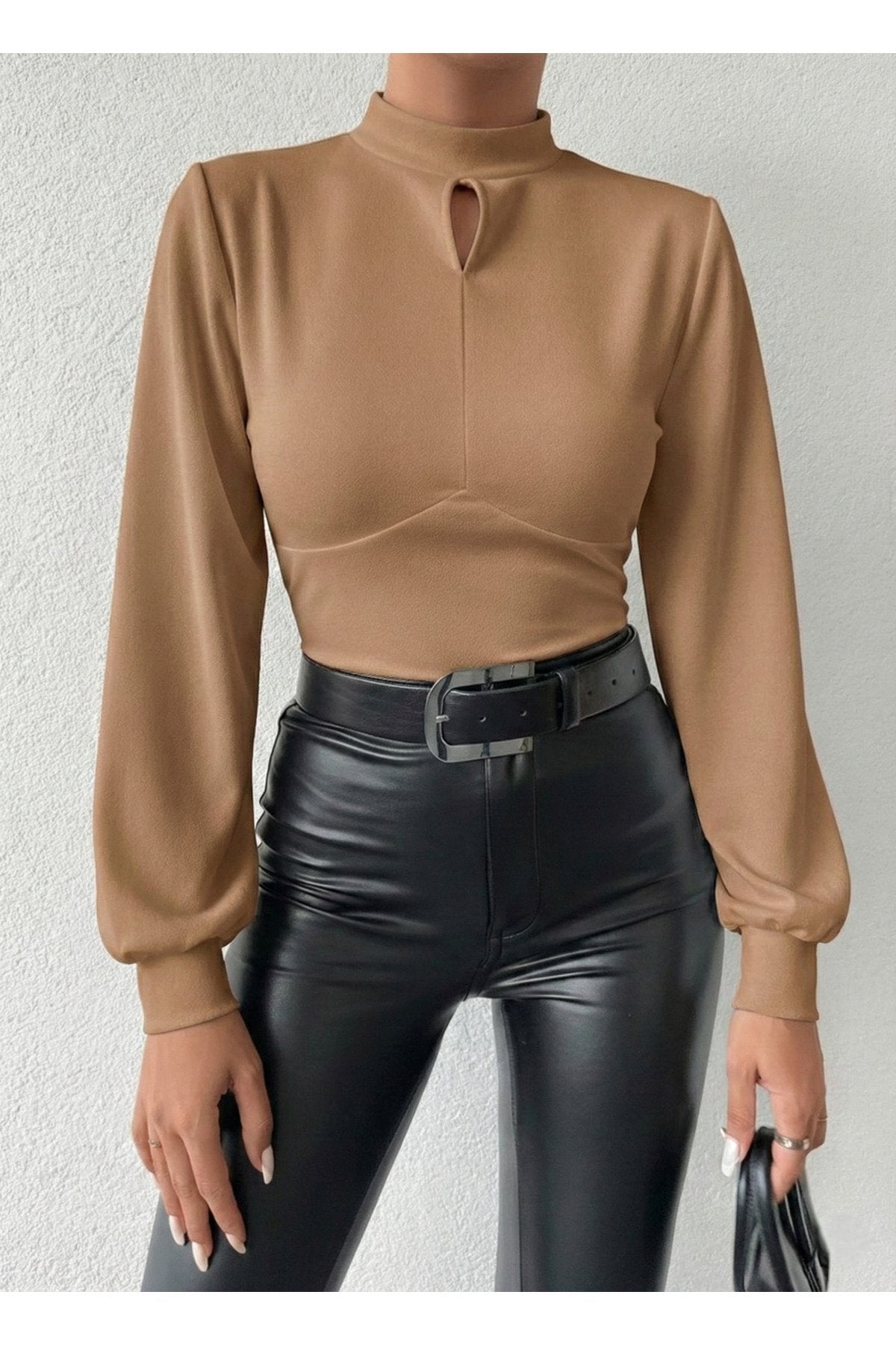 KADIN BALON KOL ÖNÜ DAMLA DETAYLI ESNEK ÖRME KUMAŞ BLUZ