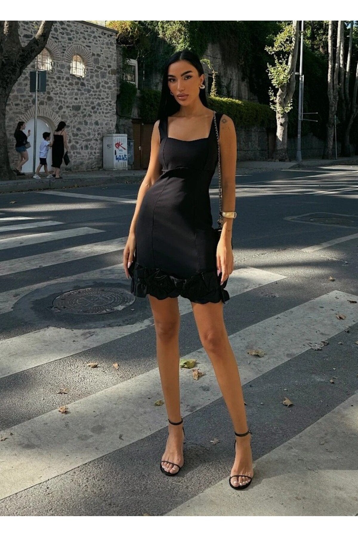 KADIN ETEĞİ SATEN GARNİLİ VE FIRFIRLI KALIN ASKILI ATLAS KUMAŞ ELBİSE