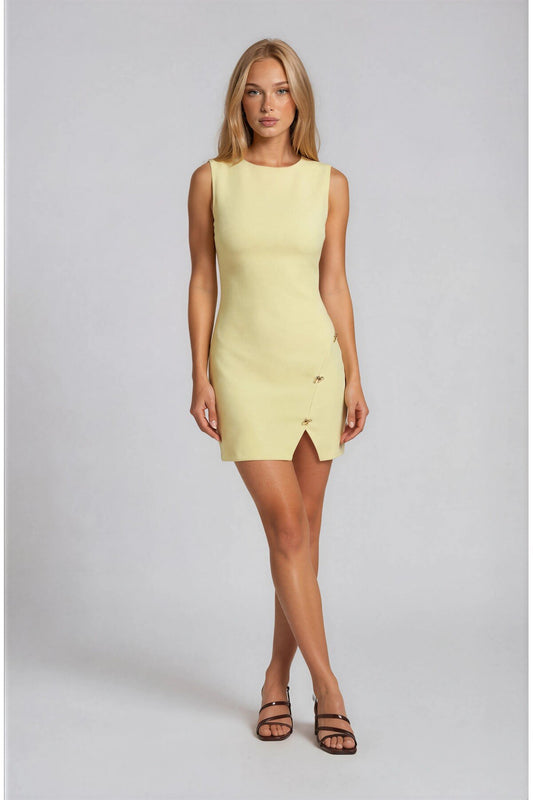 KADIN YIRTMAÇLI DÜĞME DETAYLI KOLSUZ ATLAS KUMAŞ MİNİ ELBİSE