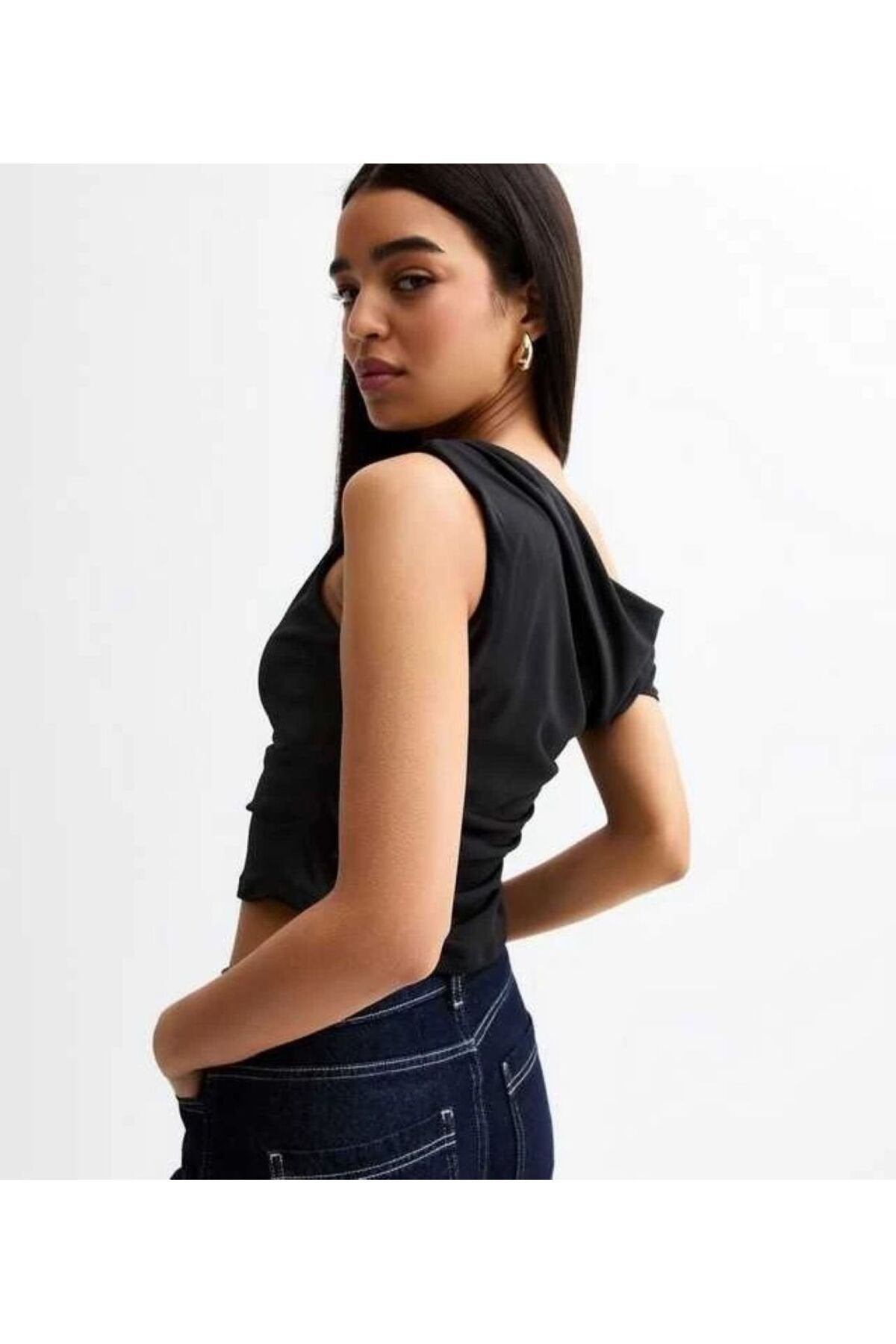 KADIN ASİMETRİK KESİM AKSESUAR DETAYLI ESNEK ÖRME KUMAŞ BLUZ