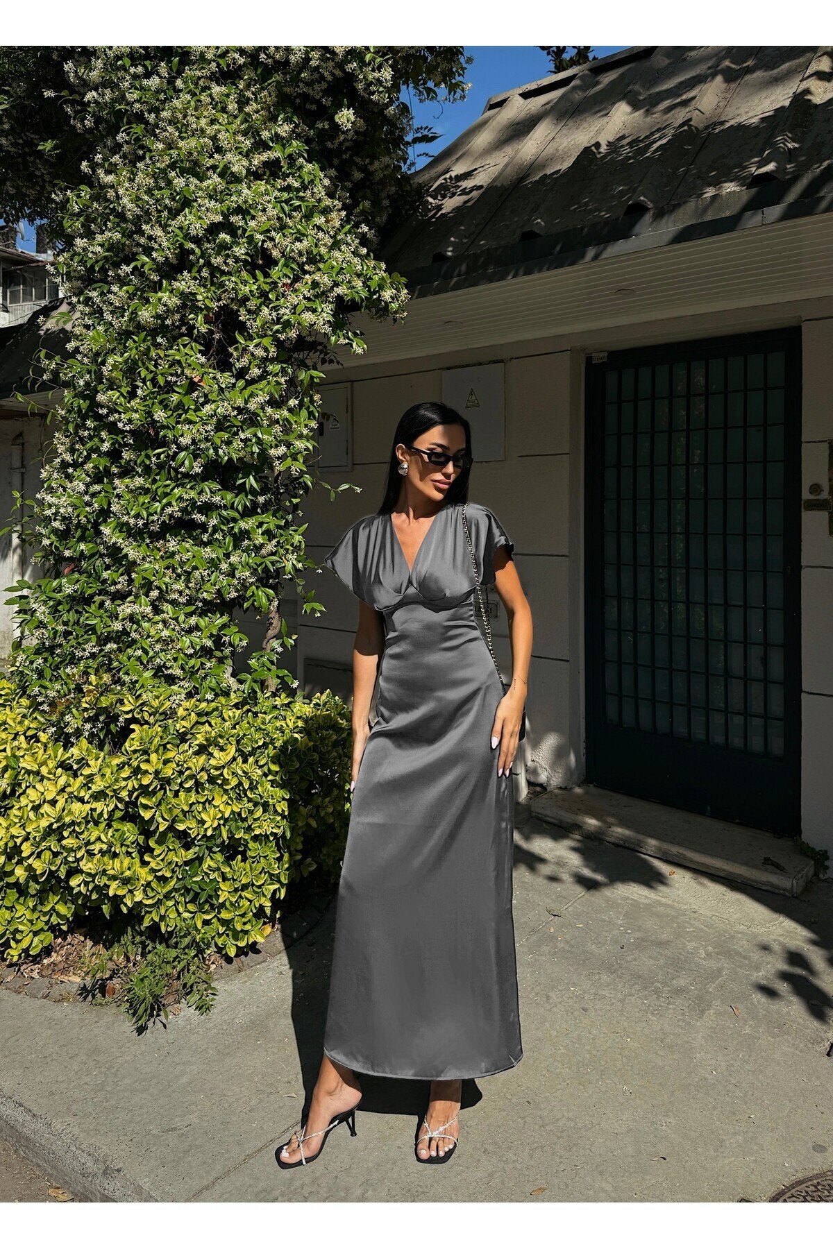 KADIN V YAKA PİLELİ SATEN MİDİ ELBİSE