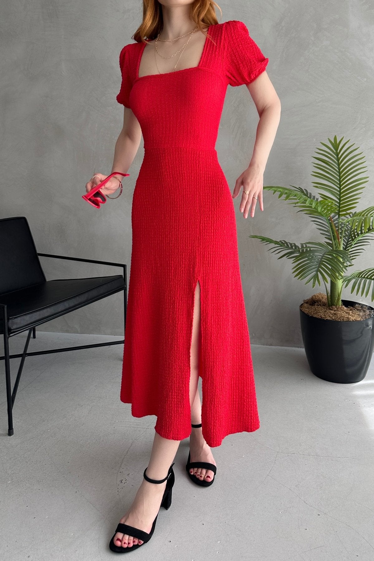 KADIN DOKULU KUMAŞ YIRTMAÇLI KARE YAKA SIRTI BAĞLAMALI ELBİSE