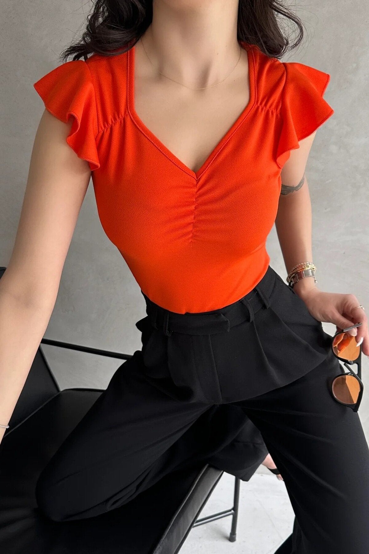 KADIN KALP YAKA ÖNÜ BÜZGÜLÜ OMUZLARI FIRFIRLI ESNEK ÖRME KUMAŞ BLUZ