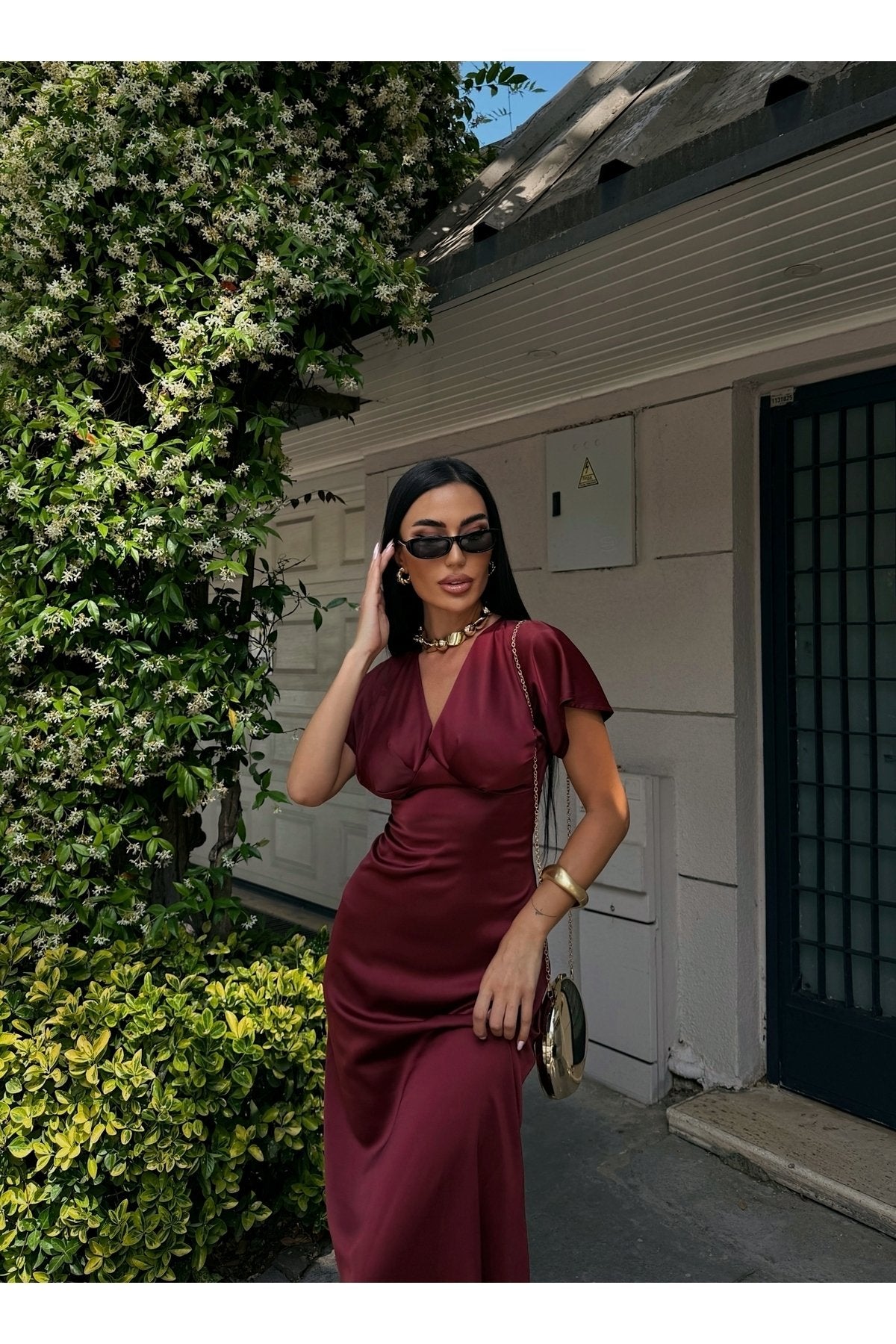 KADIN V YAKA PİLELİ SATEN MİDİ ELBİSE