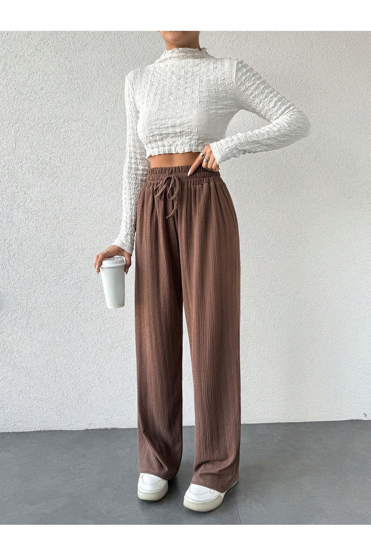 KADIN DOKULU KUMAŞ RAHAT KESİM BELİ LASTİKLİ CEPLİ SALAŞ PANTOLON