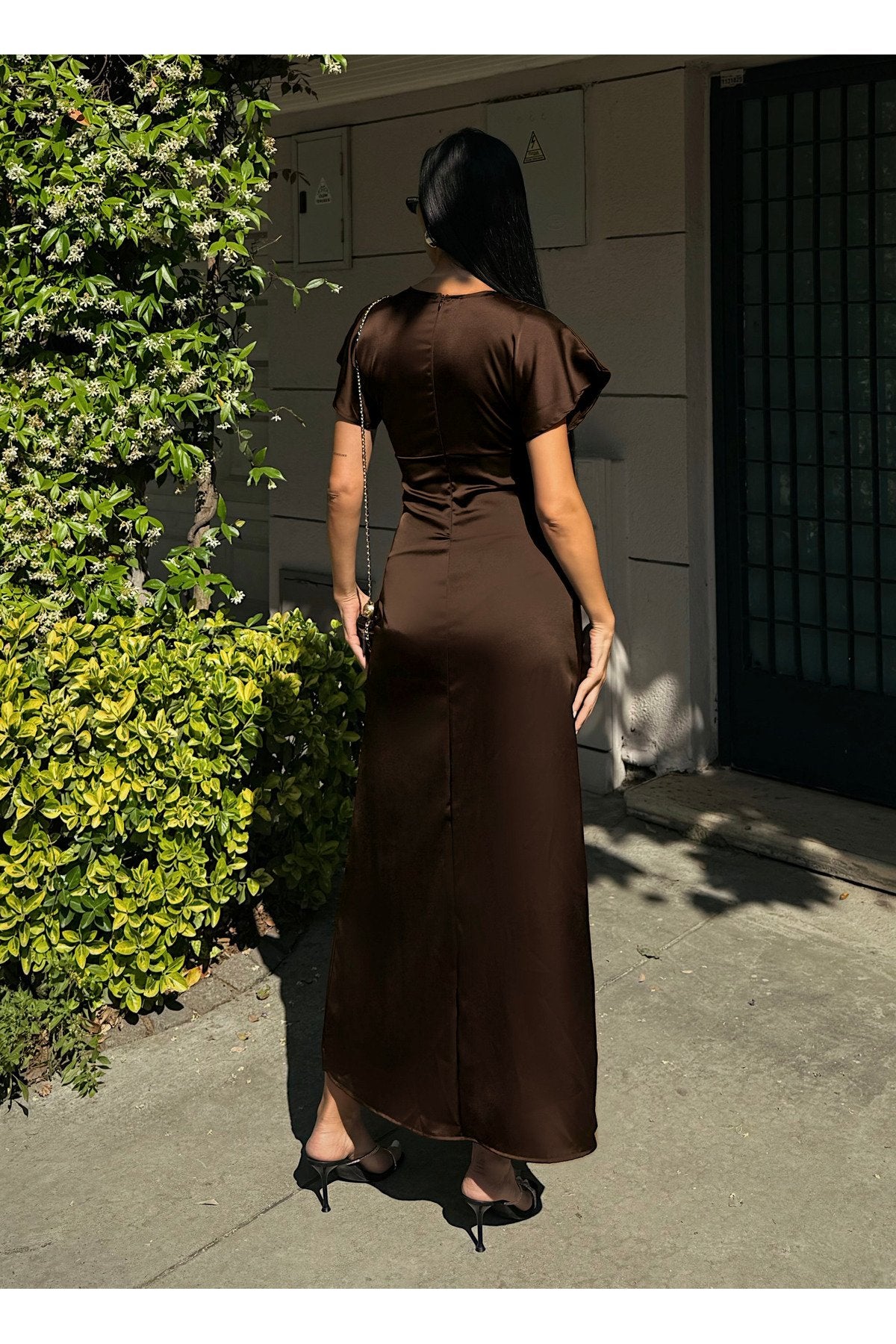 KADIN V YAKA PİLELİ SATEN MİDİ ELBİSE