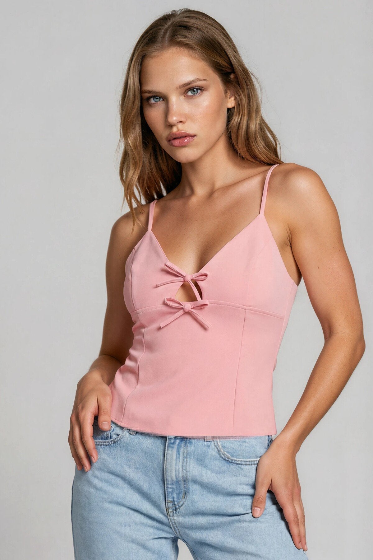 KADIN V YAKA FİYONKLU CUT-OUT DETAYLI ATLAS KUMAŞ İNCE ASKILI KOLSUZ BLUZ