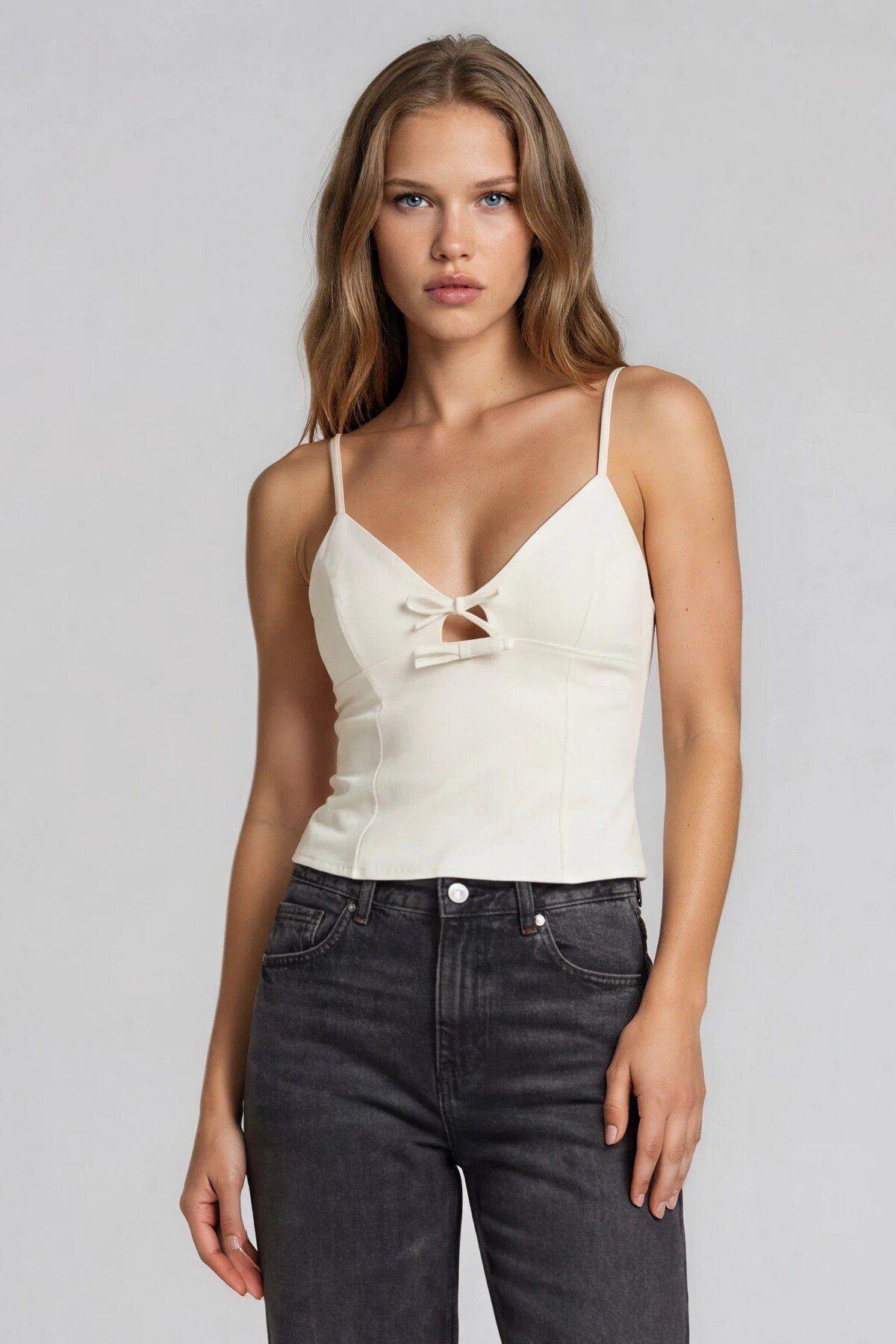 KADIN V YAKA FİYONKLU CUT-OUT DETAYLI ATLAS KUMAŞ İNCE ASKILI KOLSUZ BLUZ