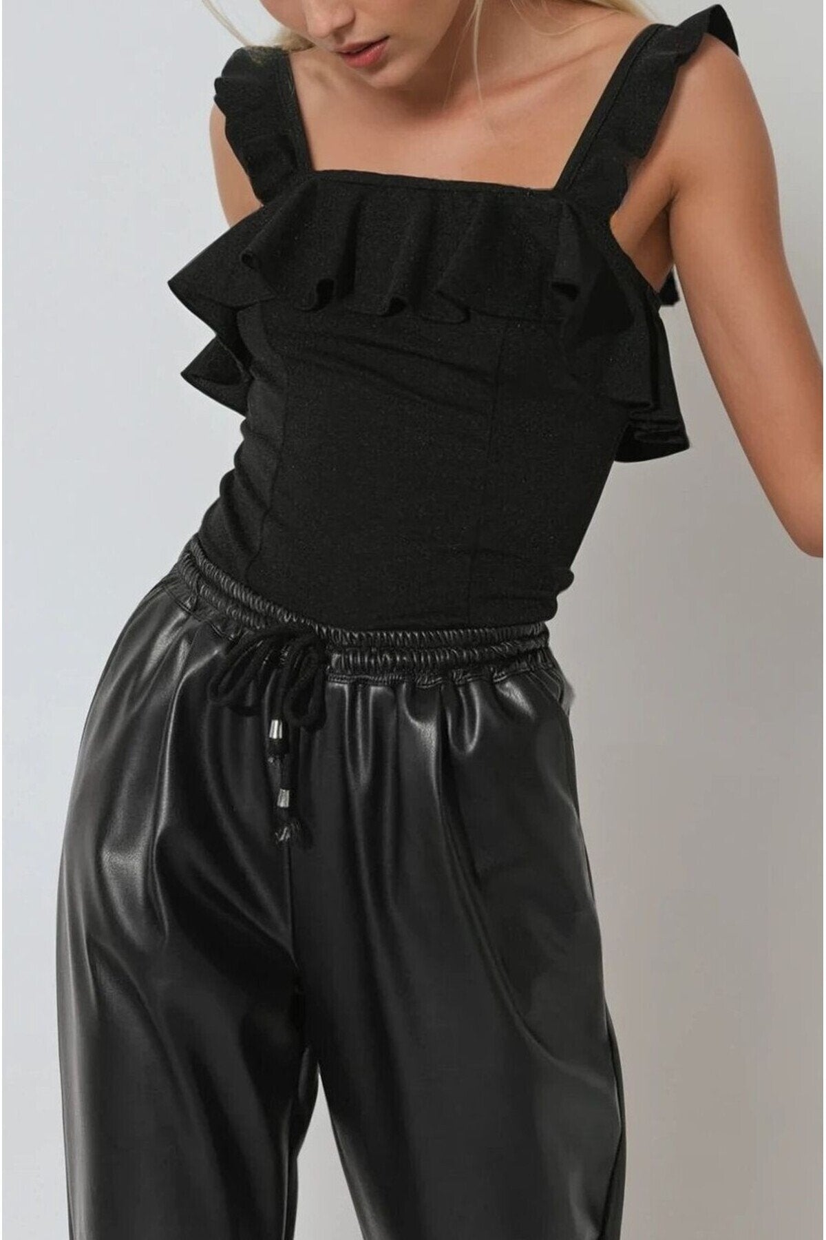 KADIN YAKASI VE OMUZLARI FIRFIRLI KARE YAKA ESNEK KUMAŞ BLUZ