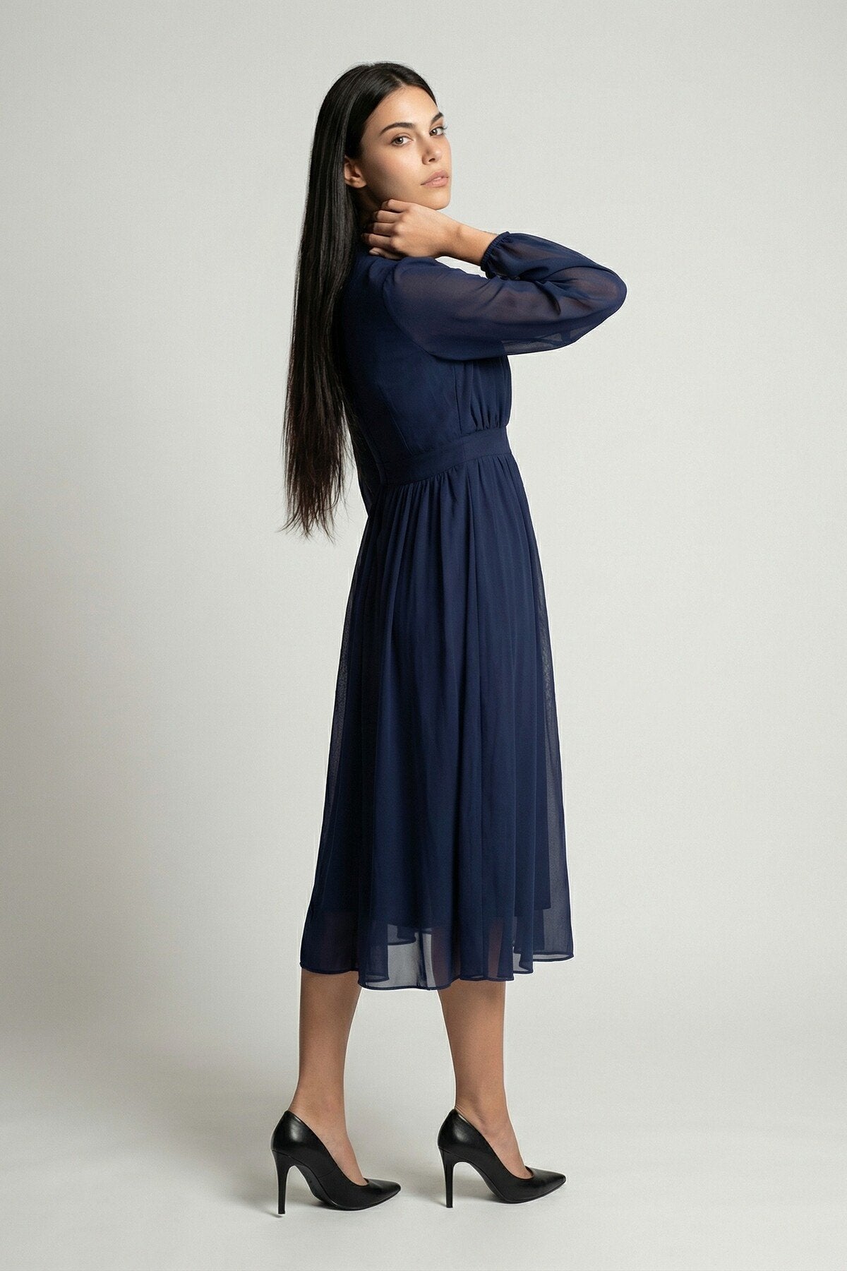 KADIN YARIM BALIKÇI YAKA BÜZGÜ DETAYLI ASTARLI MİDİ BOY ŞİFON ELBİSE