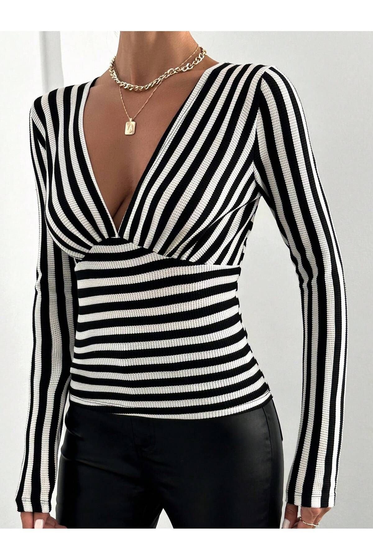 KADIN KUMAŞ ÖZELLİKLİ ÇİZGİLİ V YAKA LİKRALI ÖRME KUMAŞ BLUZ