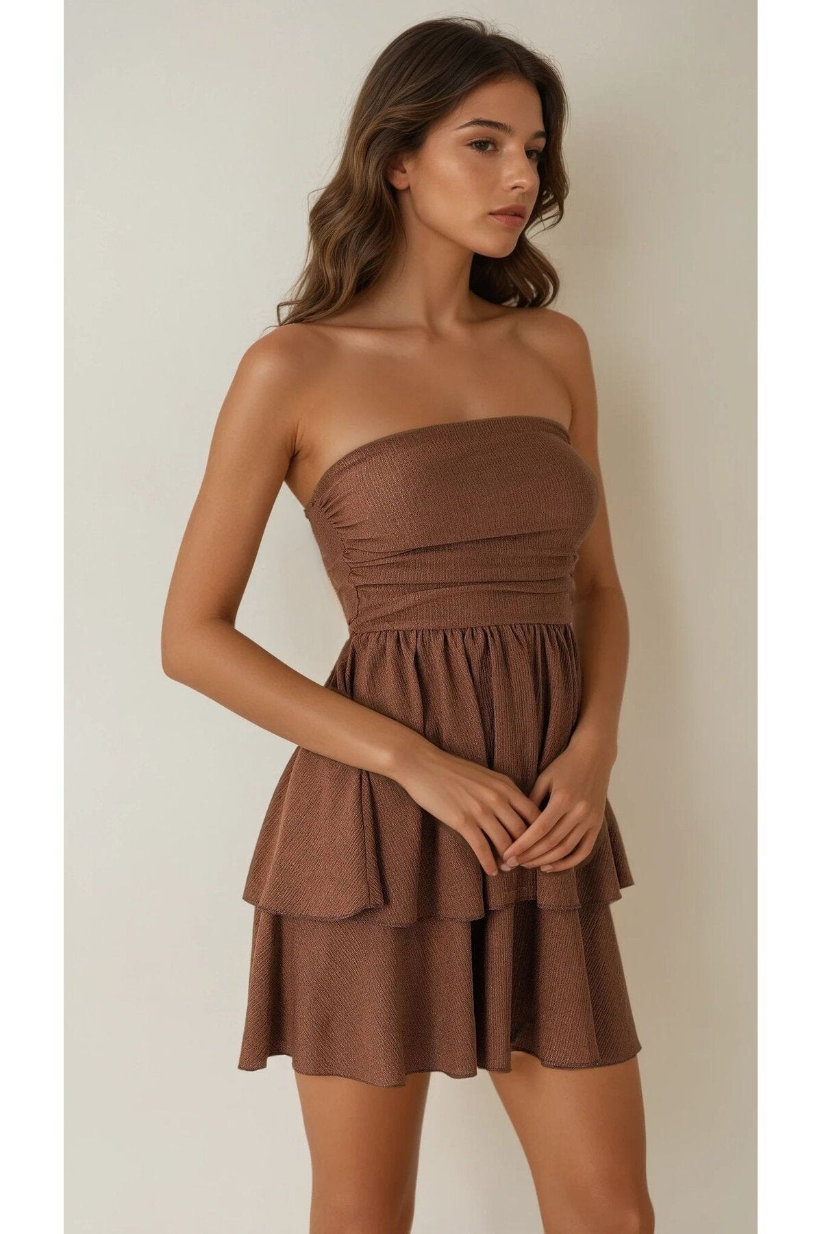 KADIN DOKULU KUMAŞ ETEĞİ ÇİFT KAT DRAPE DETAYLI STRAPLEZ ELBİSE