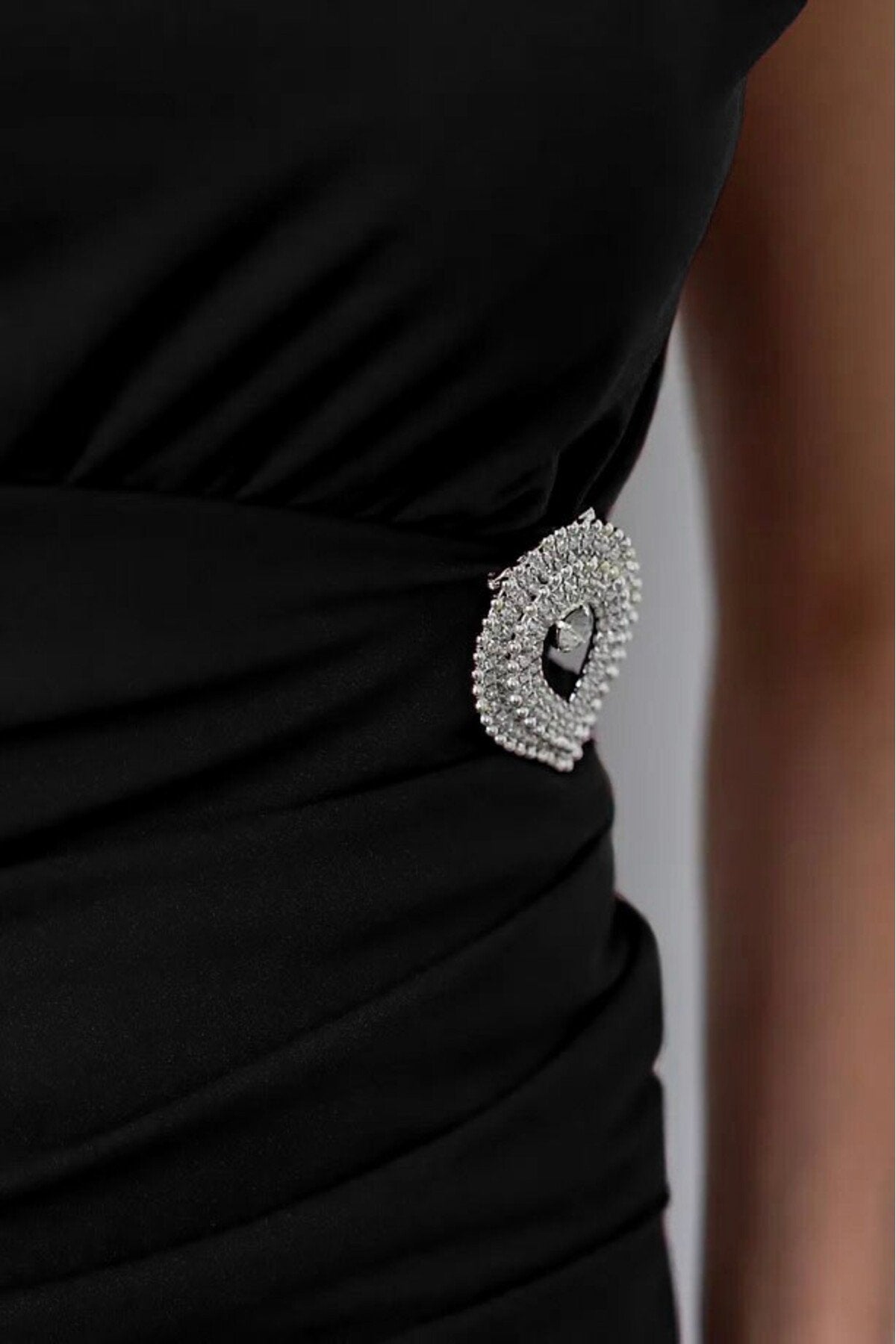 KADIN VATKALI KRUVAZE YAKA ÇIKARILABİLİR BROŞ DETAYLI ESNEK KUMAŞ ANVELOP DÜĞÜN NİŞAN DAVET ELBİSESİ