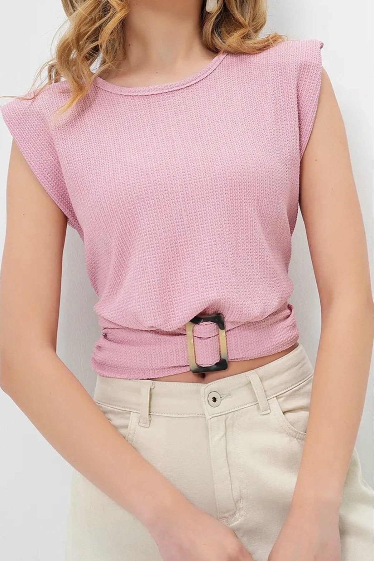 KADIN DOKULU KUMAŞ TOKA DETAYLI VATKALI BLUZ