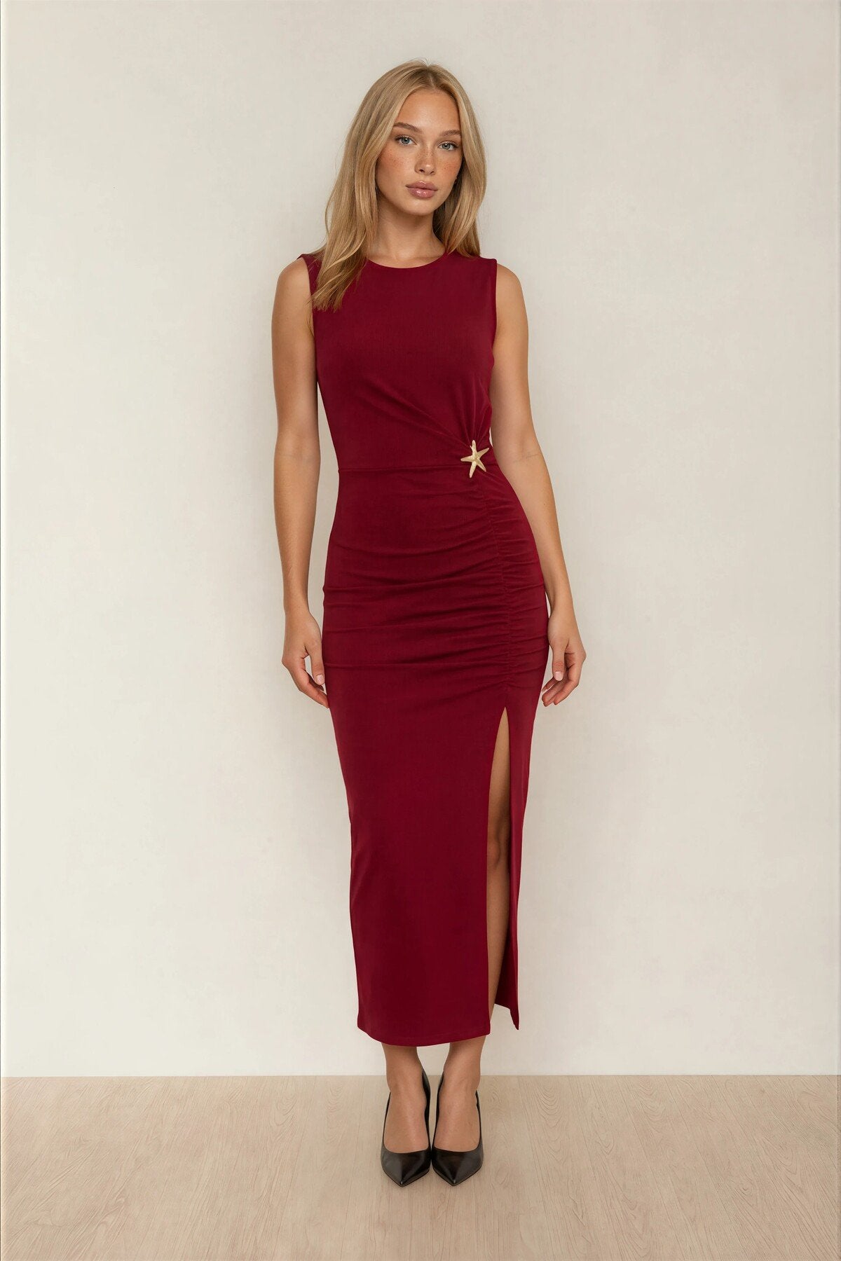 KADIN AKSESUAR DETAYLI DRAPELİ LİKRALI KUMAŞ KOLSUZ UZUN ELBİSE