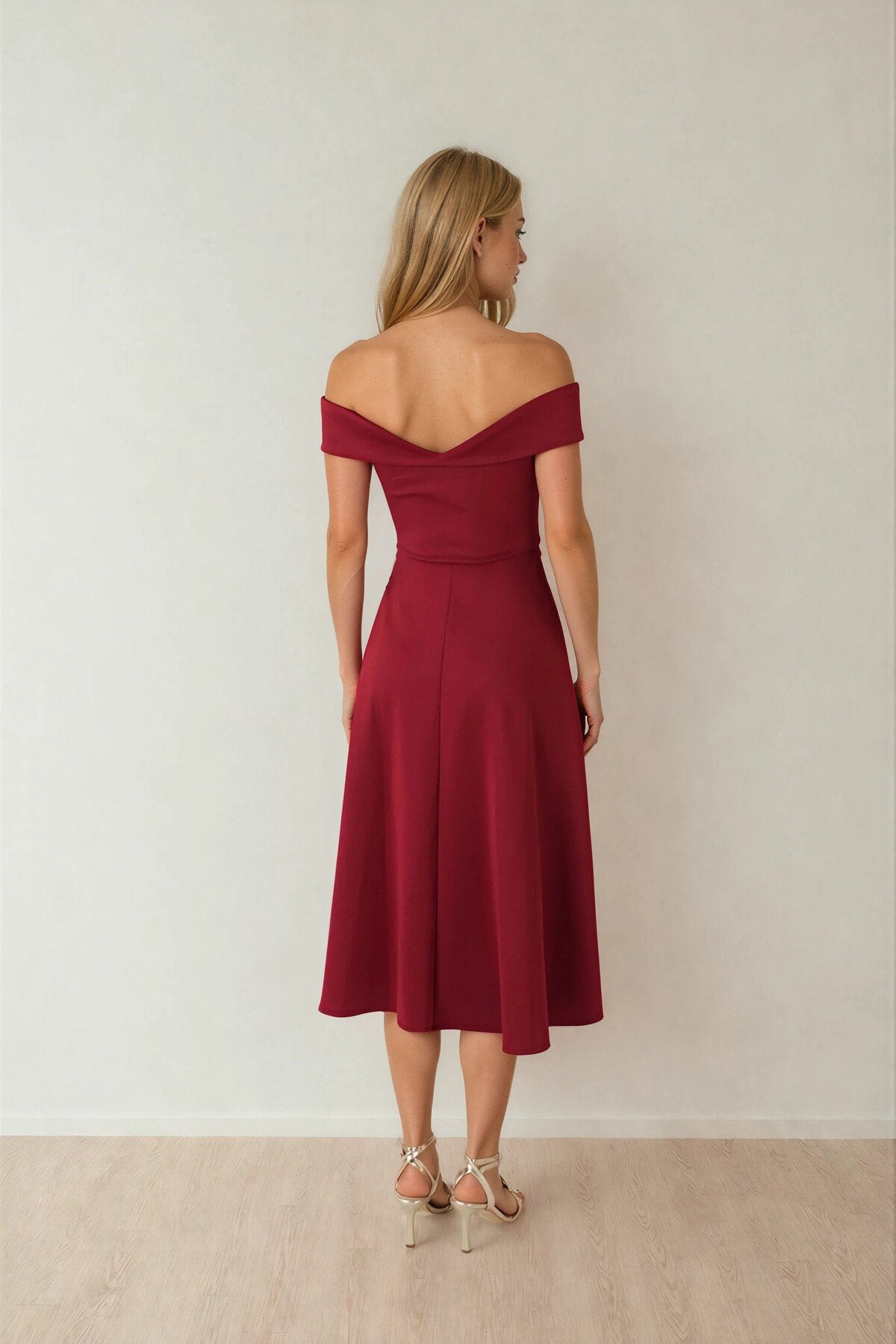 KADIN MADONNA YAKA ETEĞİ KLOŞ LİKRALI KUMAŞ MİDİ BOY ELBİSE