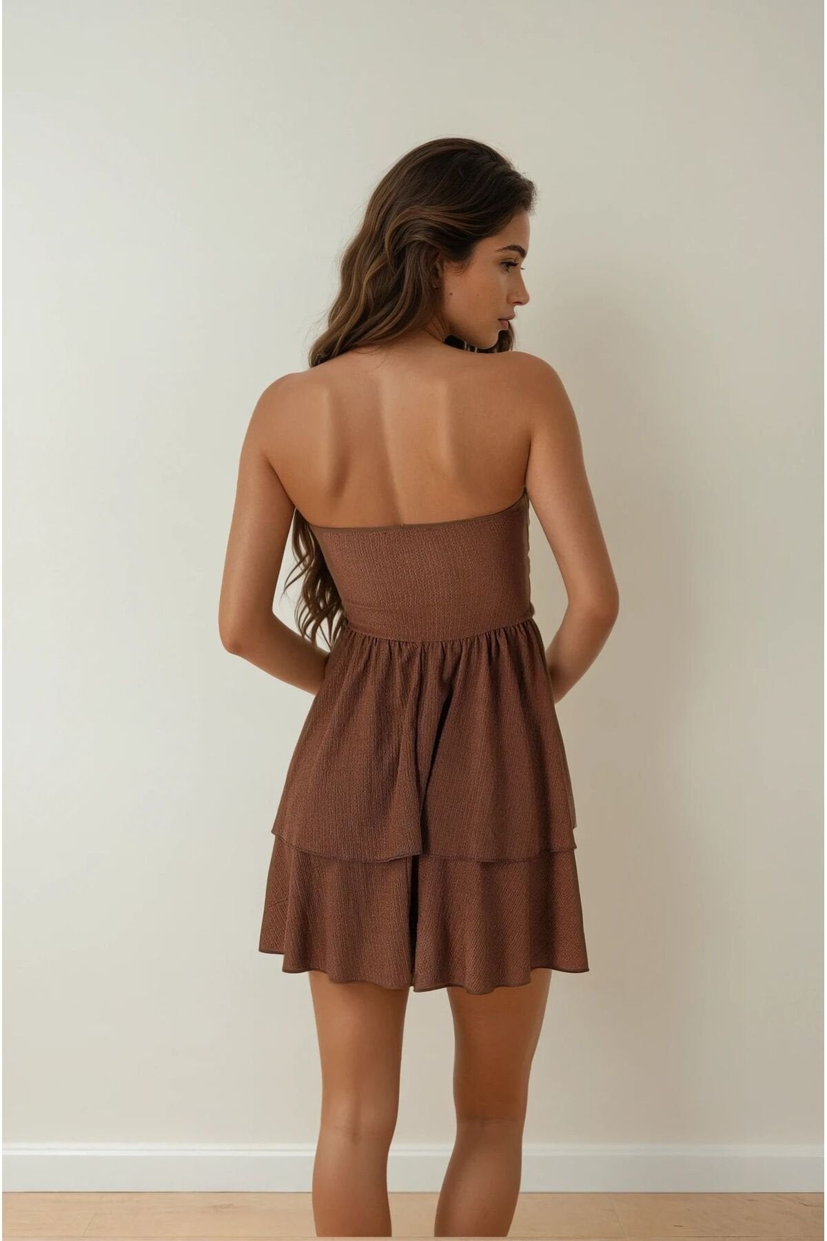 KADIN DOKULU KUMAŞ ETEĞİ ÇİFT KAT DRAPE DETAYLI STRAPLEZ ELBİSE