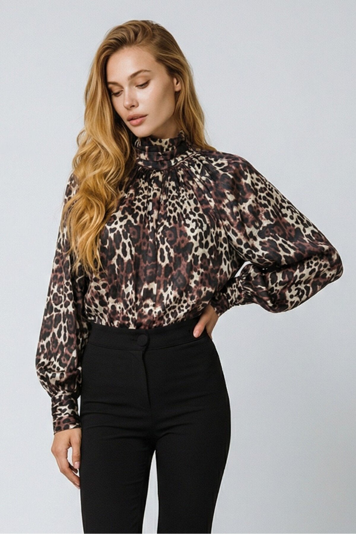 KADIN YAKA VE MANŞET DETAYLI LEOPAR DESENLİ SALAŞ SATEN BLUZ
