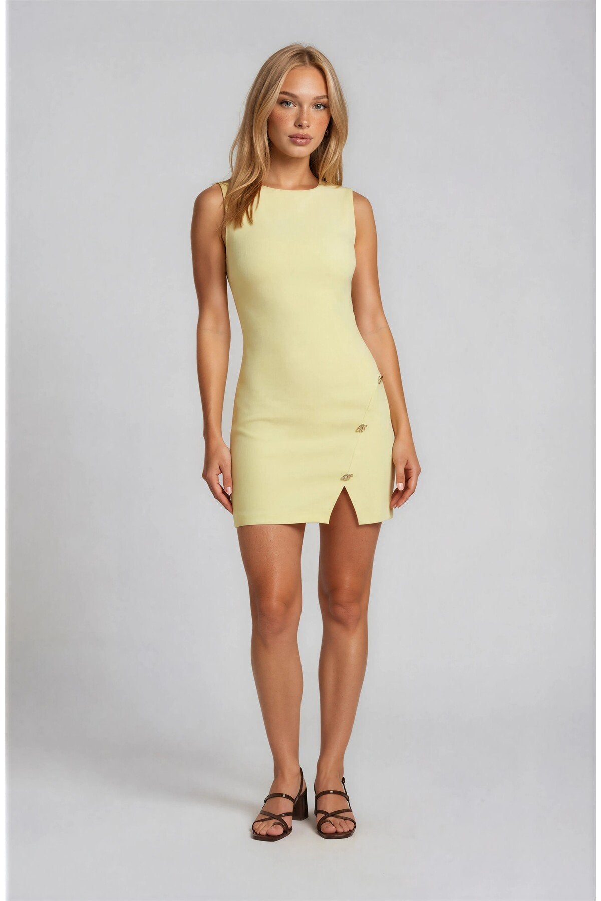 KADIN YIRTMAÇLI DÜĞME DETAYLI KOLSUZ ATLAS KUMAŞ MİNİ ELBİSE